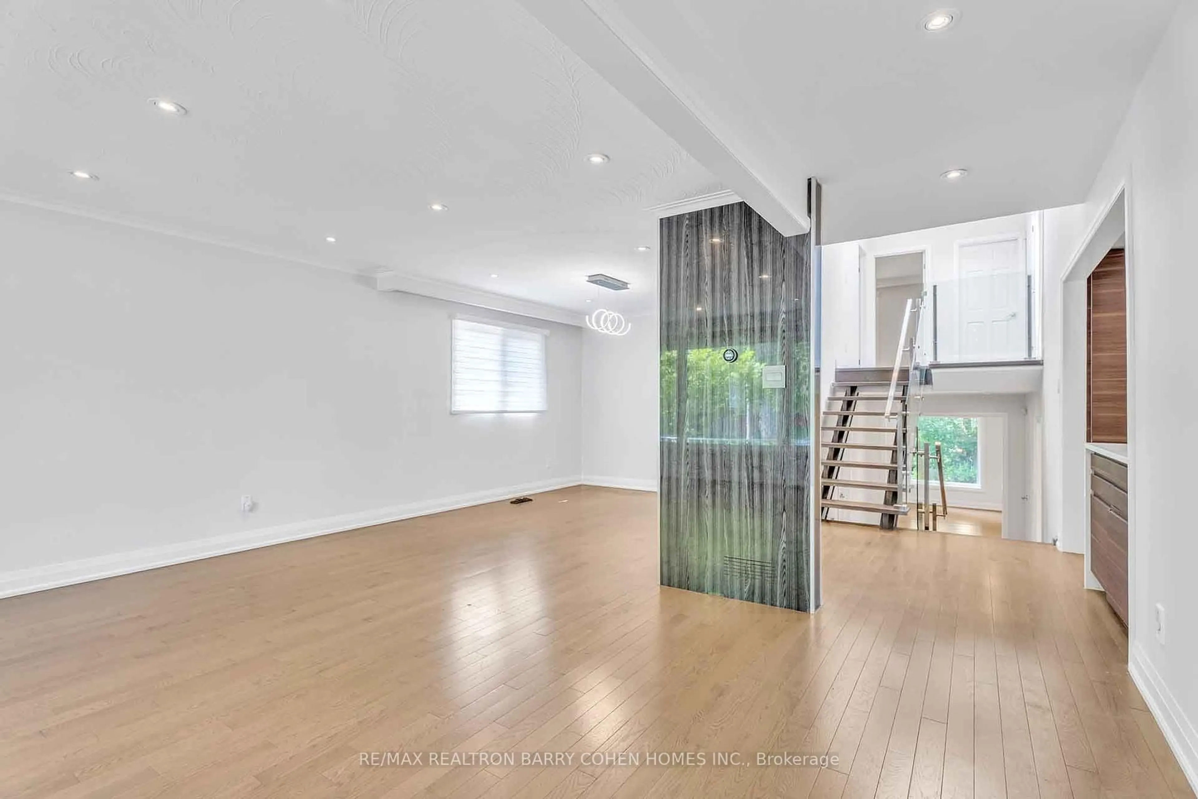 Indoor foyer for 20 Bruce Farm Dr, Toronto Ontario M2H 1G3