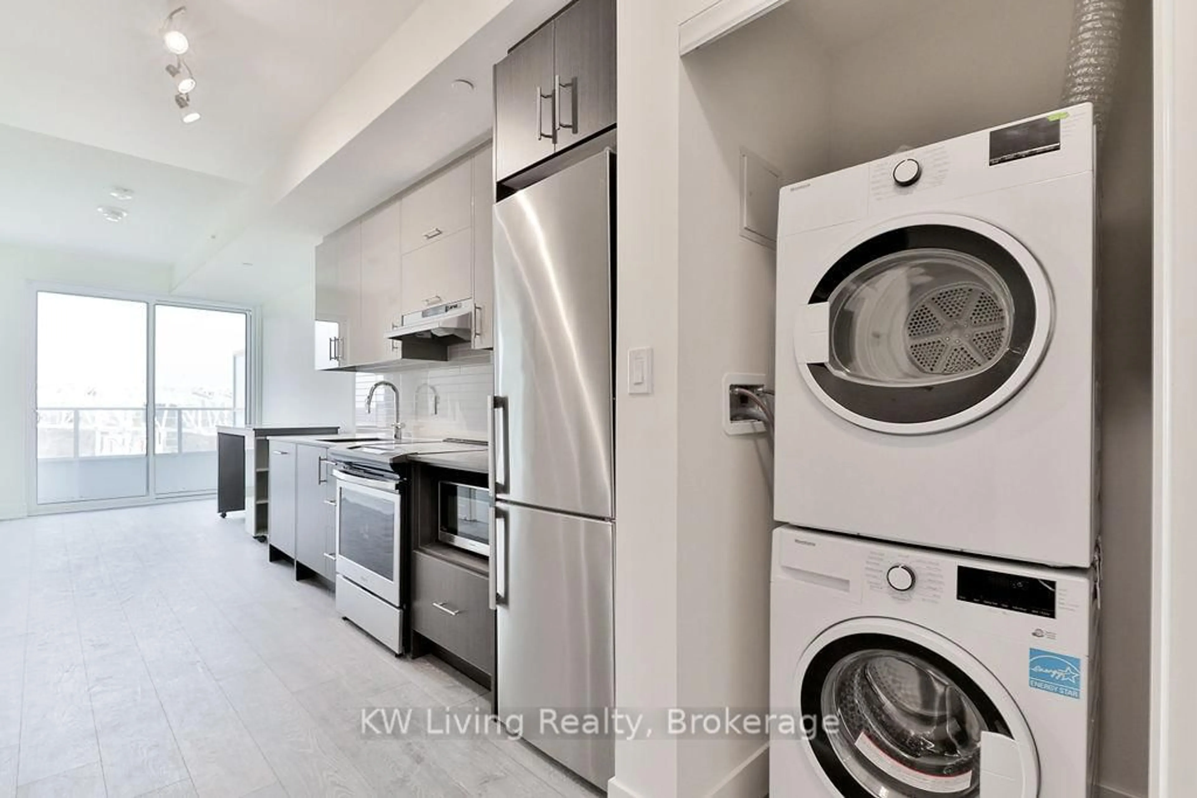 Kitchen with laundary machines, ceramic/tile floor for 180 Fairview Mall Dr #1210, Toronto Ontario M2J 0G4