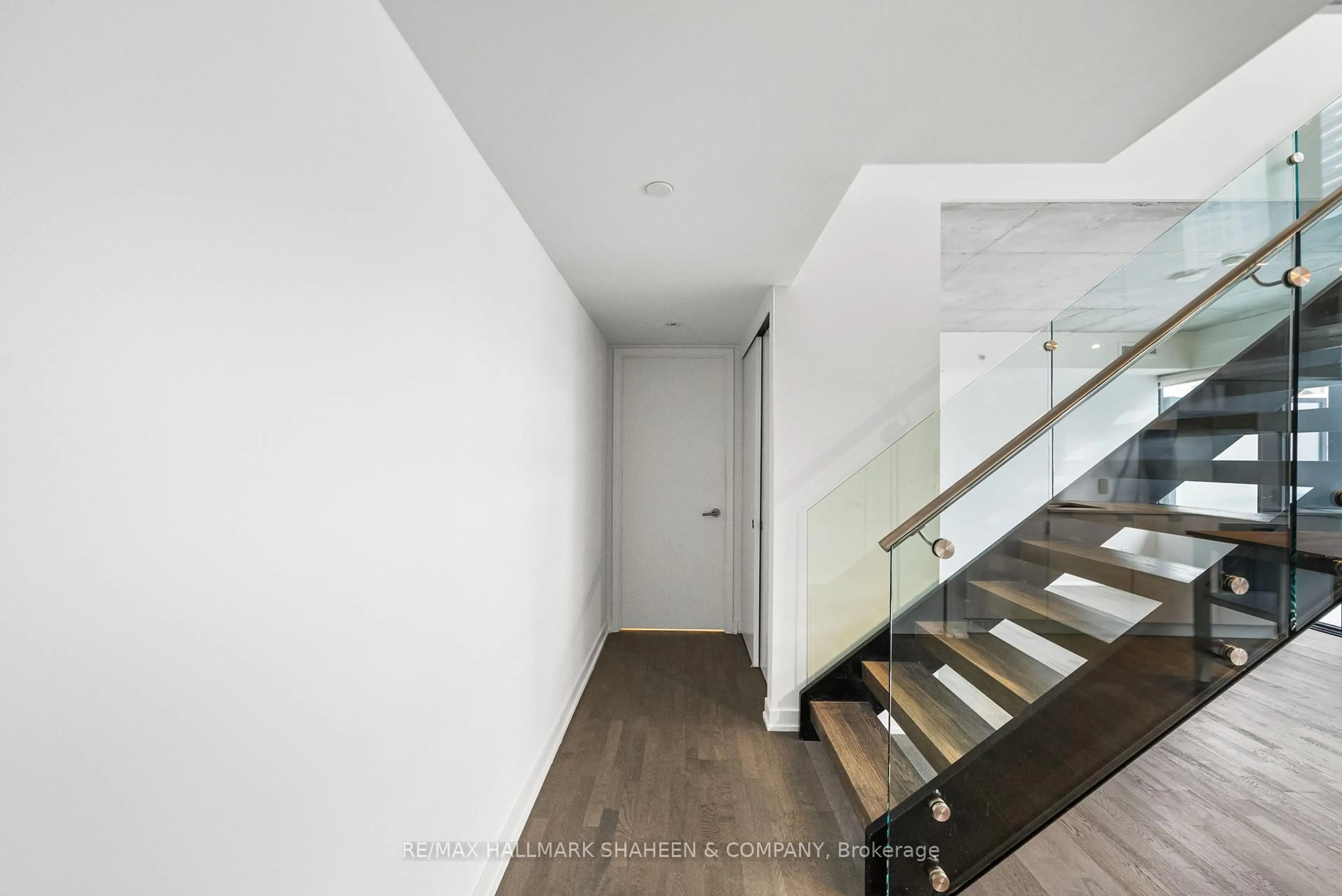 Indoor foyer for 185 Roehampton Ave #702, Toronto Ontario M4P 0C6