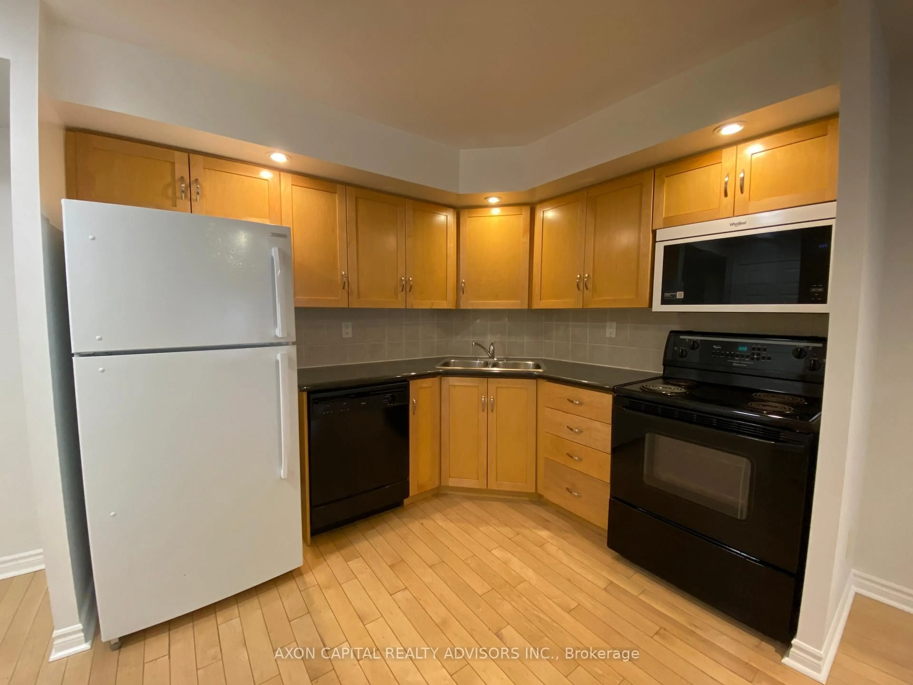 Standard kitchen, unknown for 250 Wellington St #526, Toronto Ontario M5V 3P6