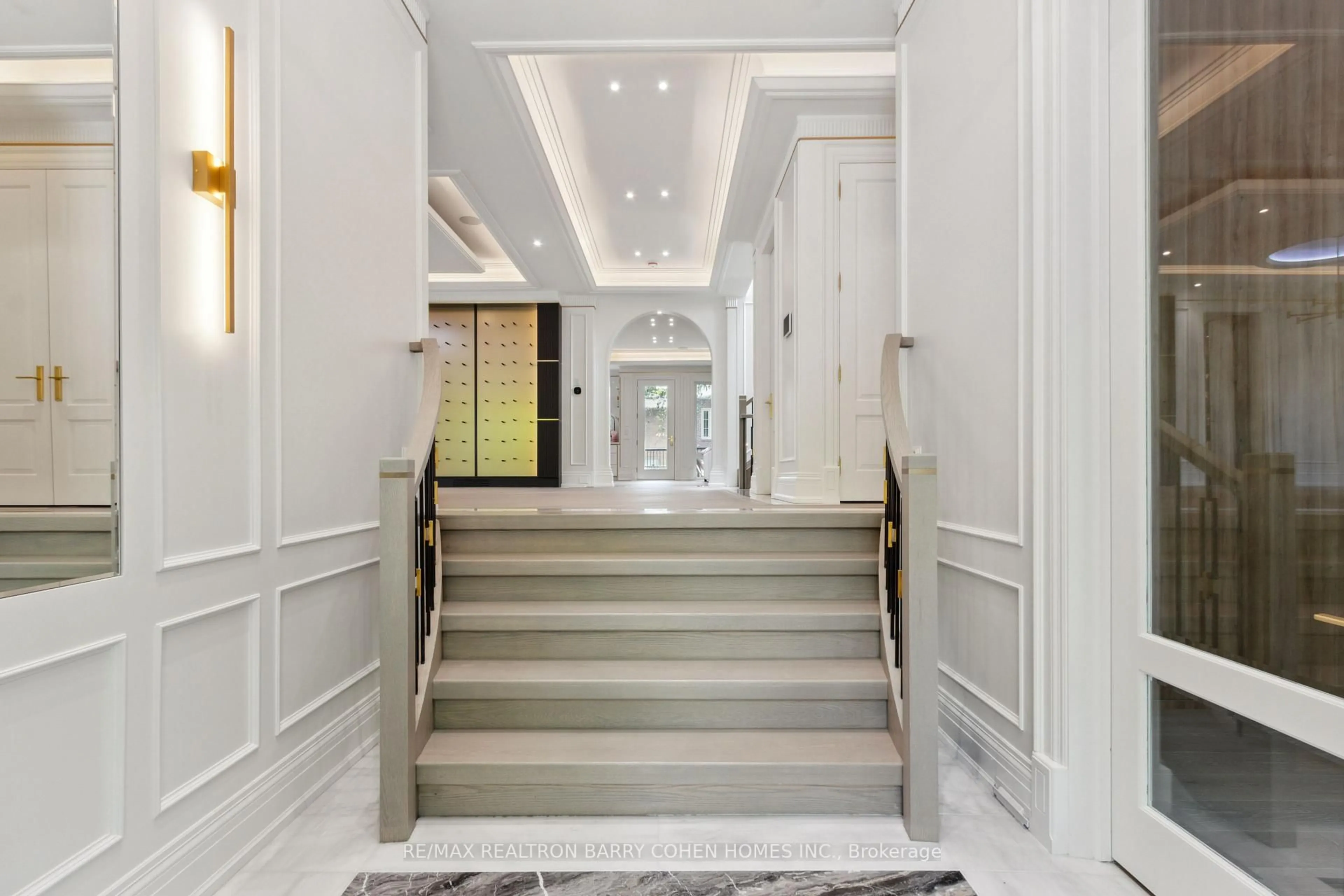 Indoor foyer for 47 Danville Dr, Toronto Ontario M2P 1J2