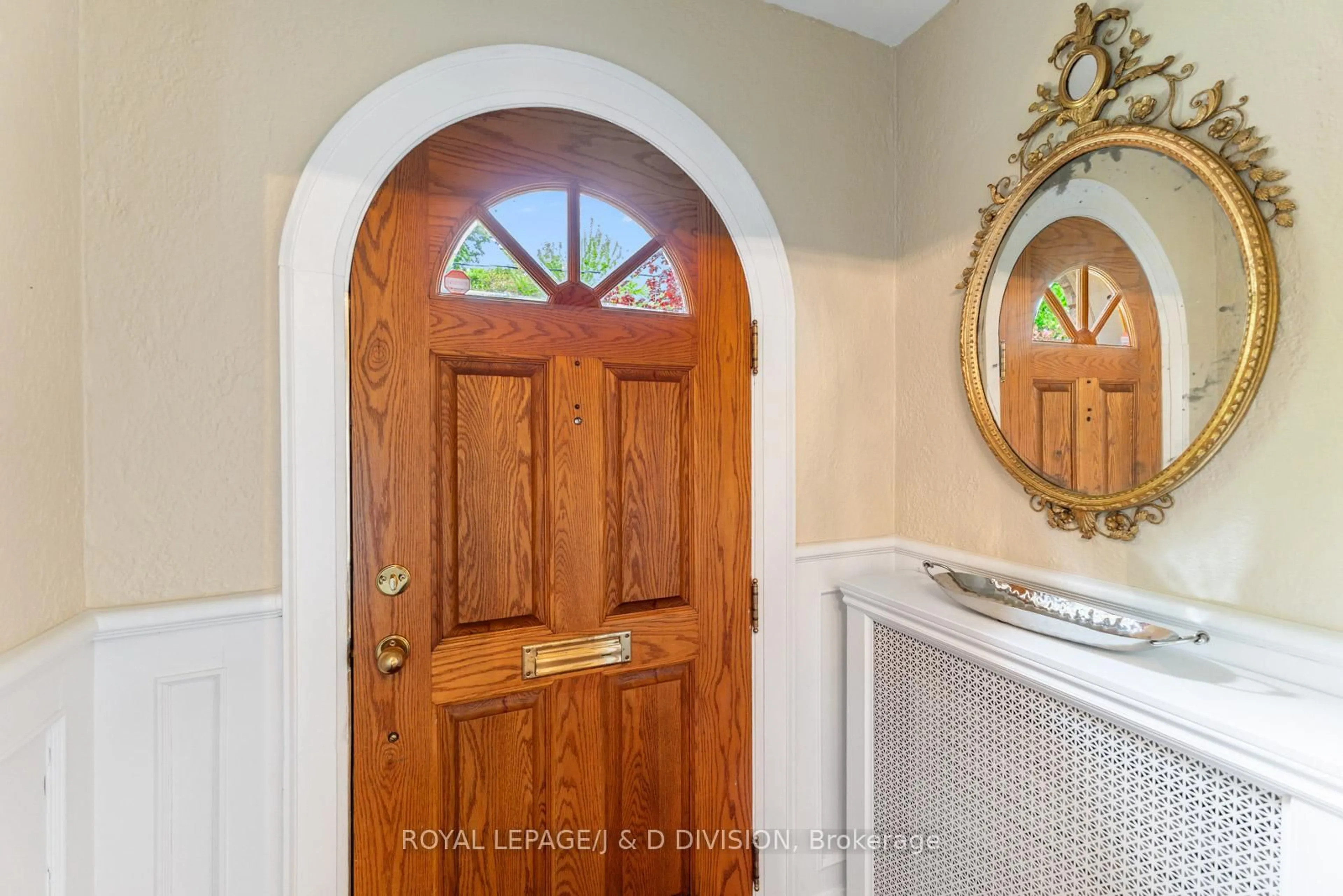 Indoor entryway for 77 Highbourne Rd, Toronto Ontario M5P 2J3
