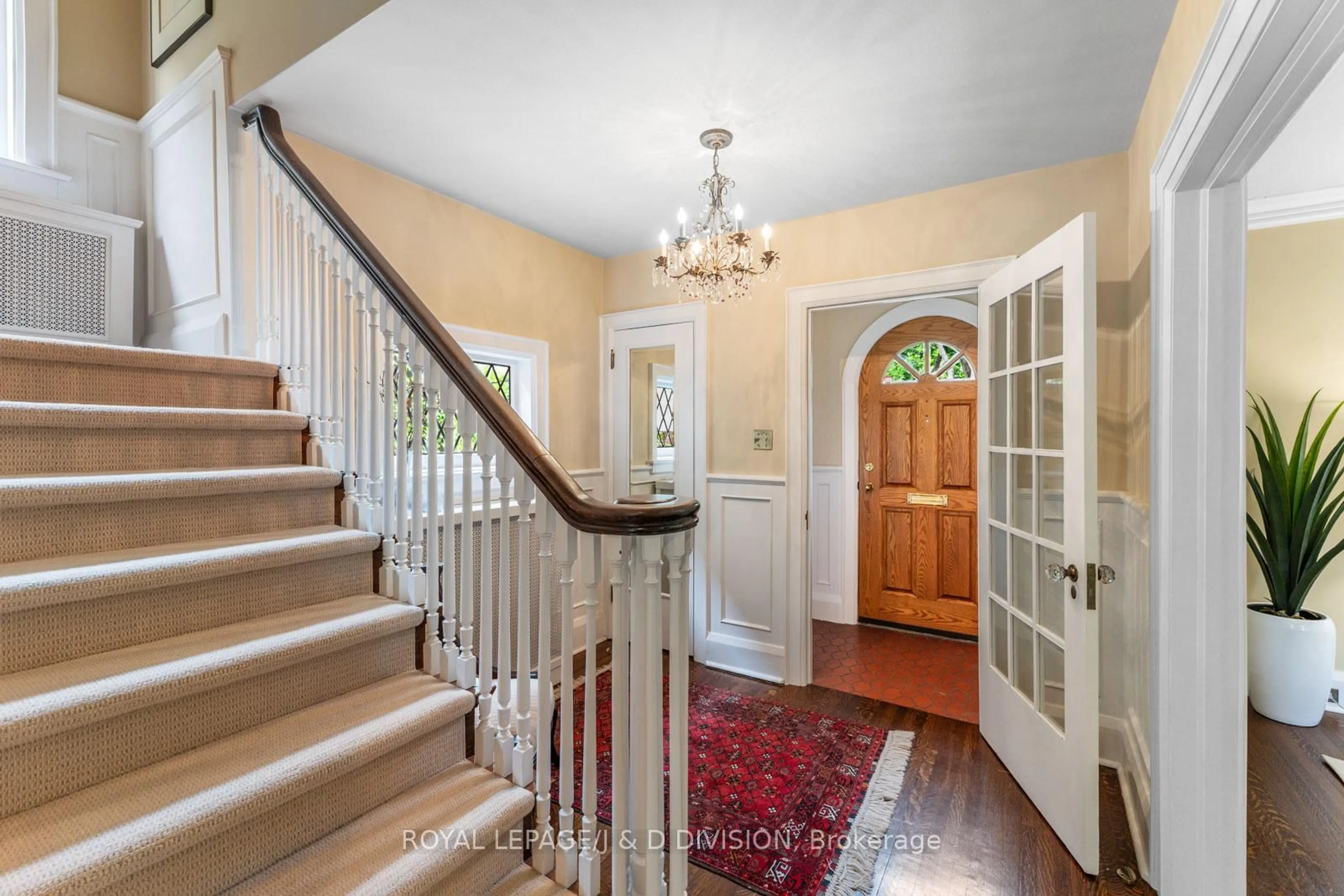 Indoor foyer for 77 Highbourne Rd, Toronto Ontario M5P 2J3