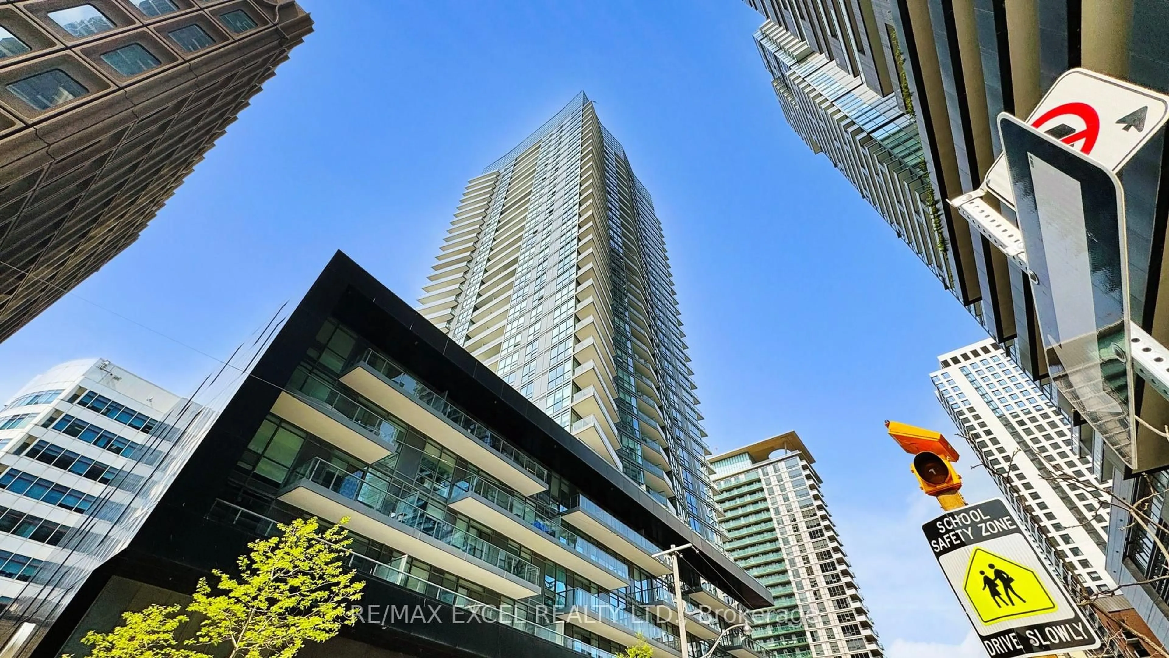 Indoor foyer for 30 Roehampton Ave #3105, Toronto Ontario M4P 0B8