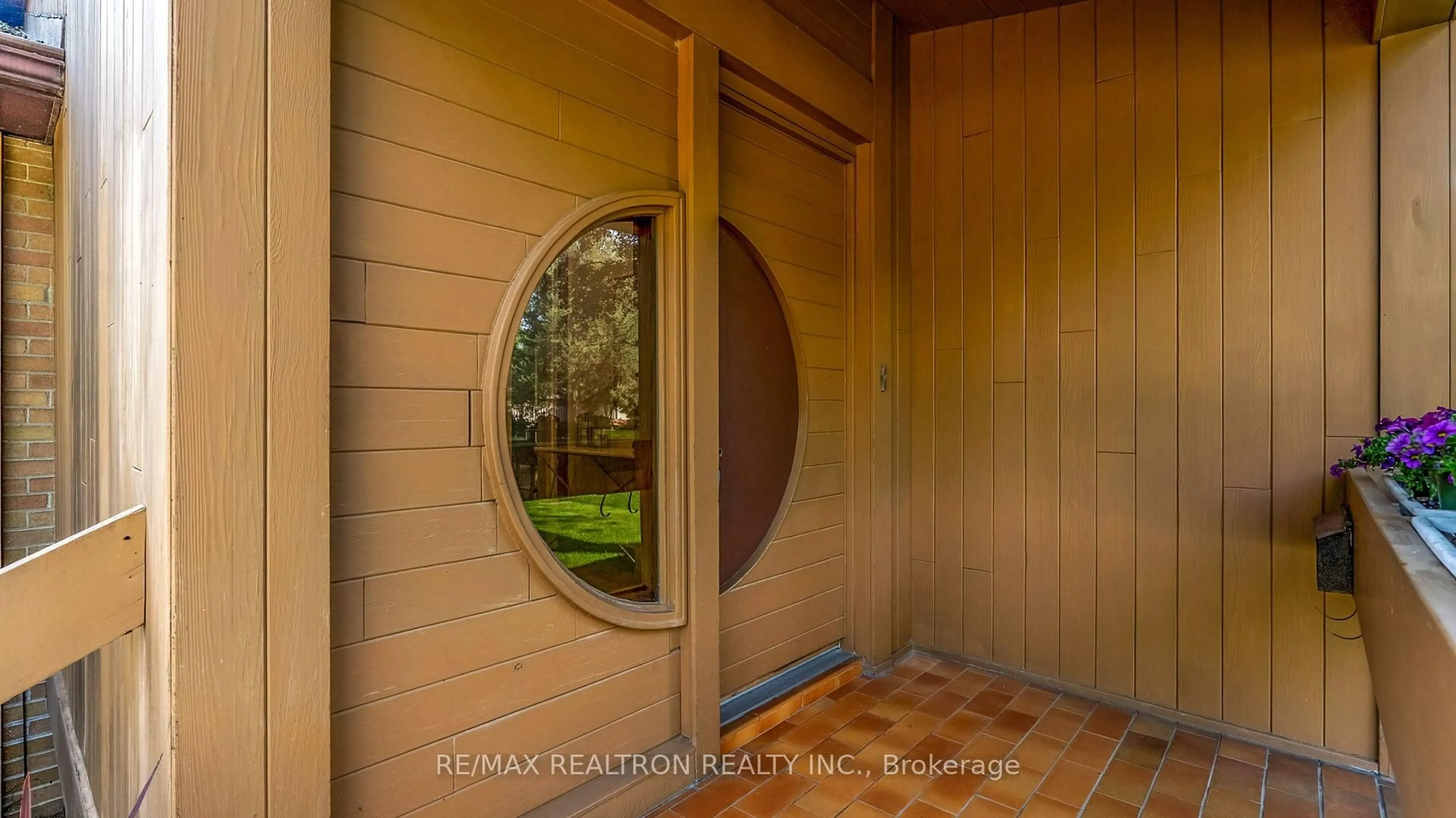 Indoor entryway for 46 Hurlingham Cres, Toronto Ontario M3B 2K1