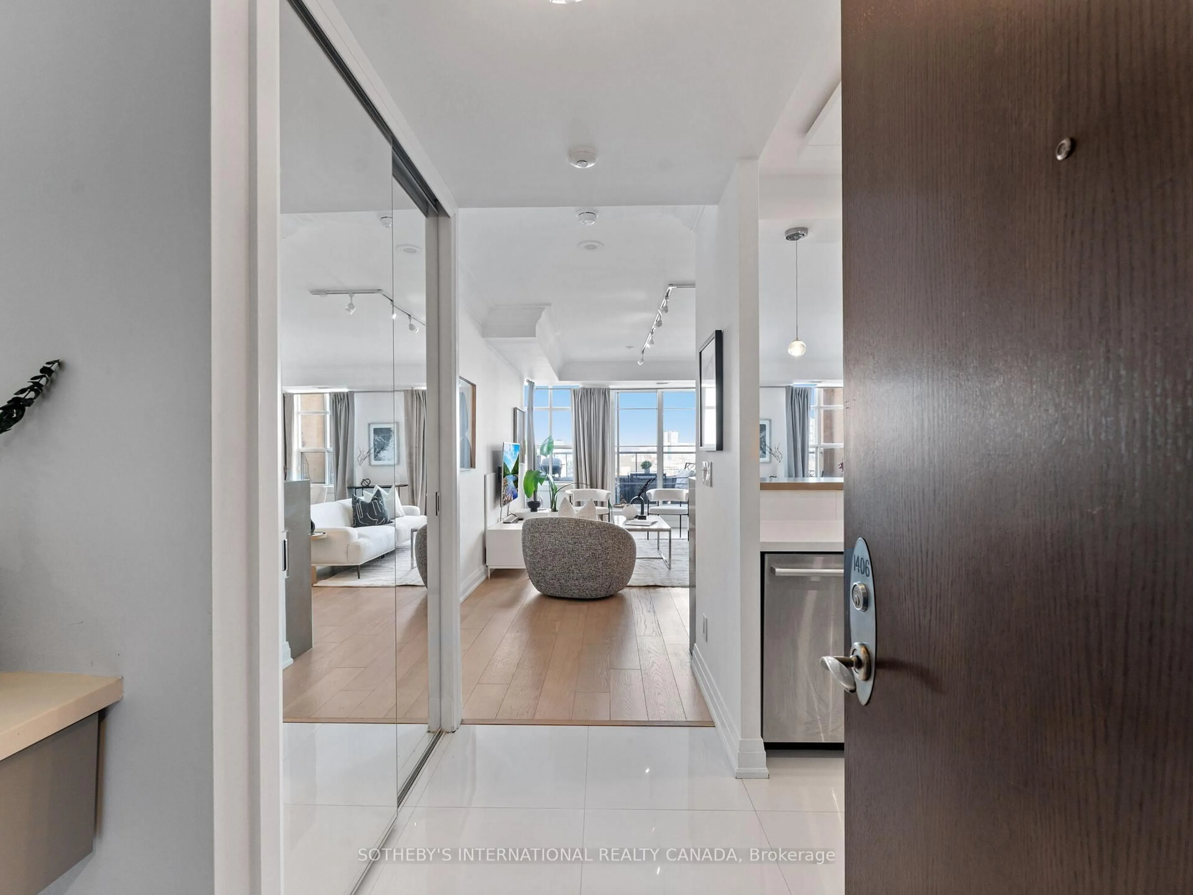 Indoor entryway for 438 Richmond St #1406, Toronto Ontario M5V 3S6