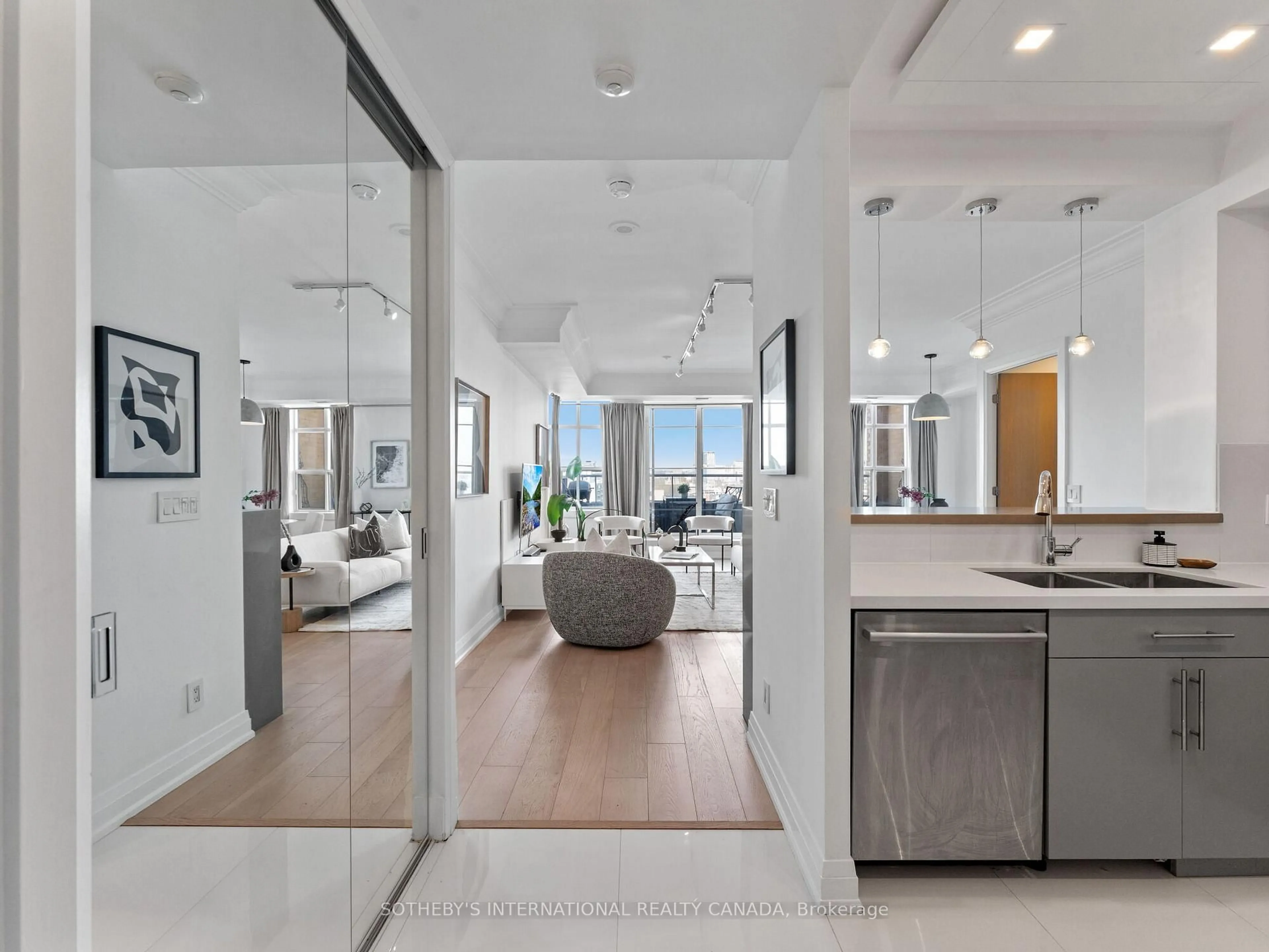 Contemporary bathroom, ceramic/tile floor for 438 Richmond St #1406, Toronto Ontario M5V 3S6