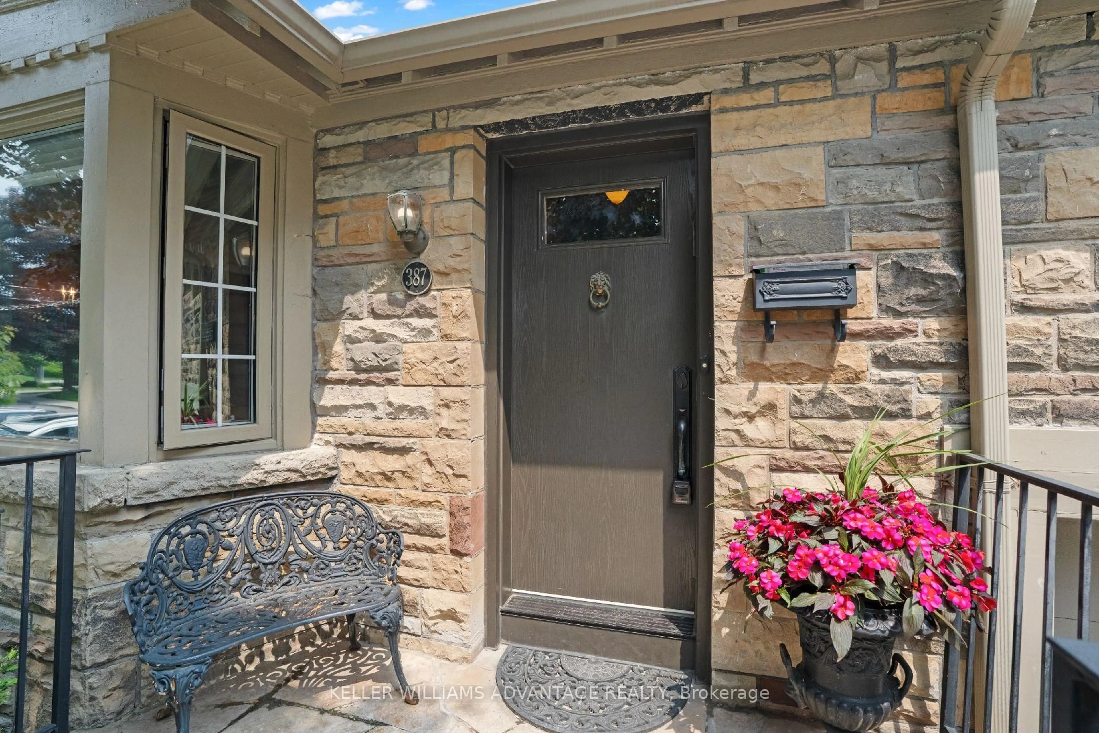 Indoor entryway for 387 Elm Rd, Toronto Ontario M5M 3V9