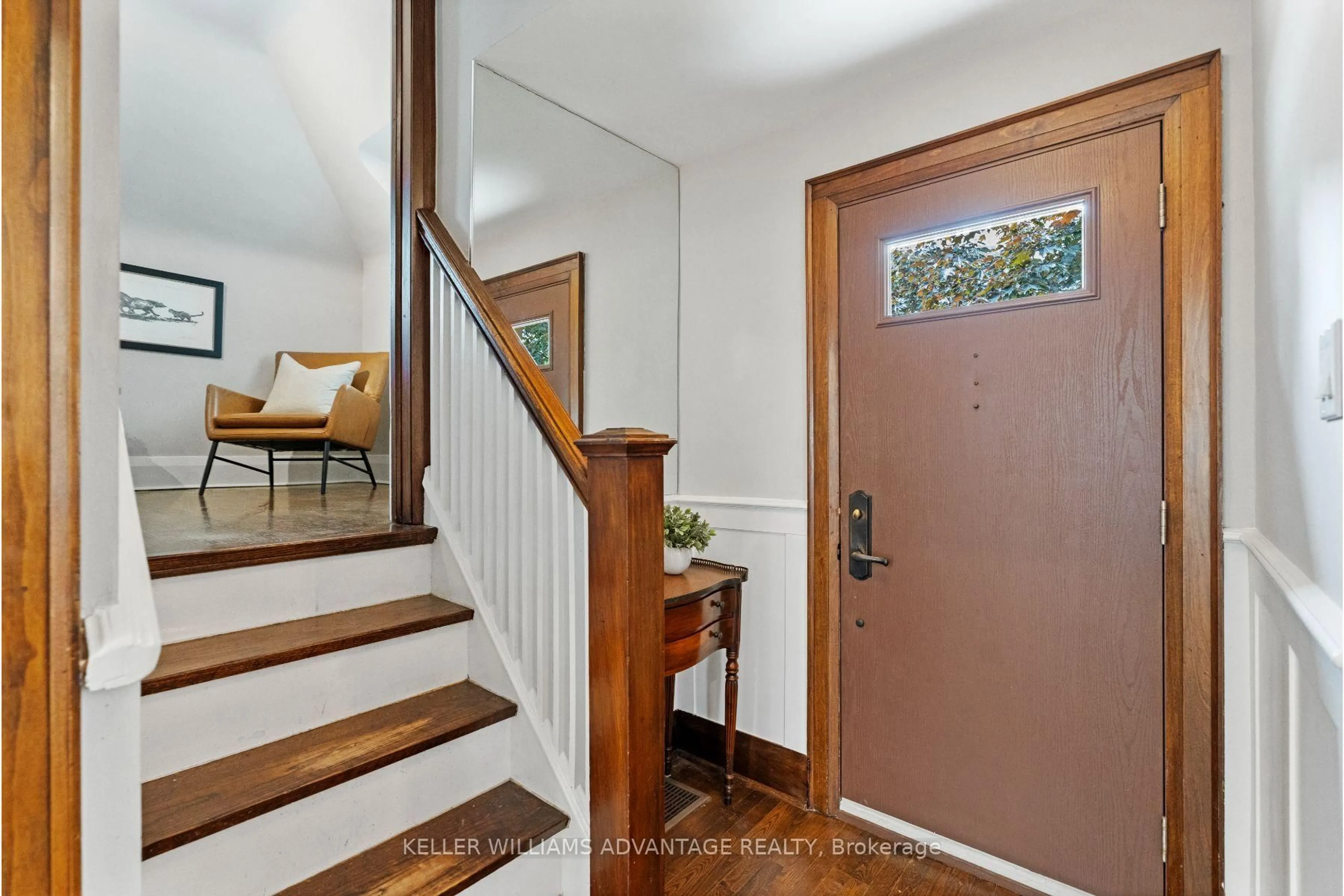 Indoor entryway for 387 Elm Rd, Toronto Ontario M5M 3V9