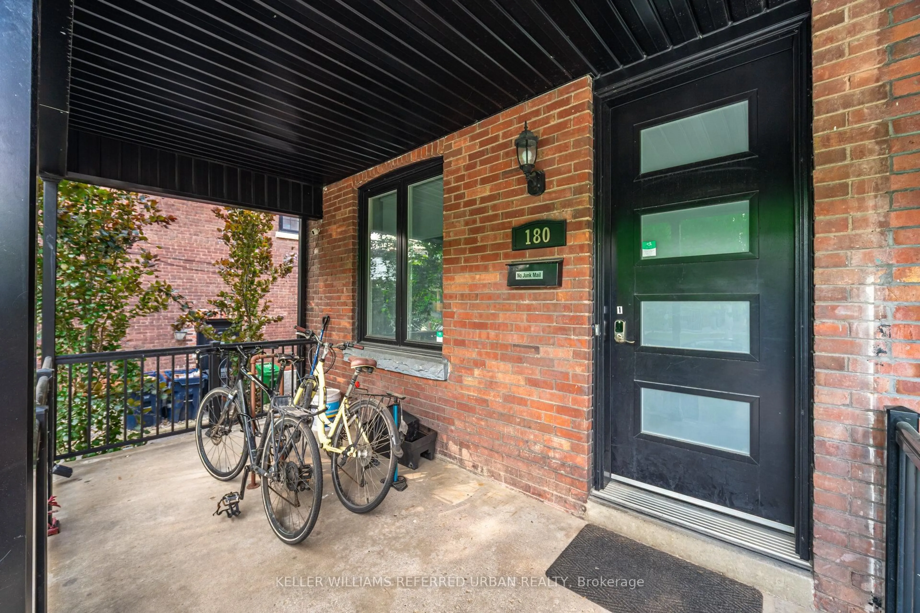 Unknown for 180 Beatrice St, Toronto Ontario M6G 3G1