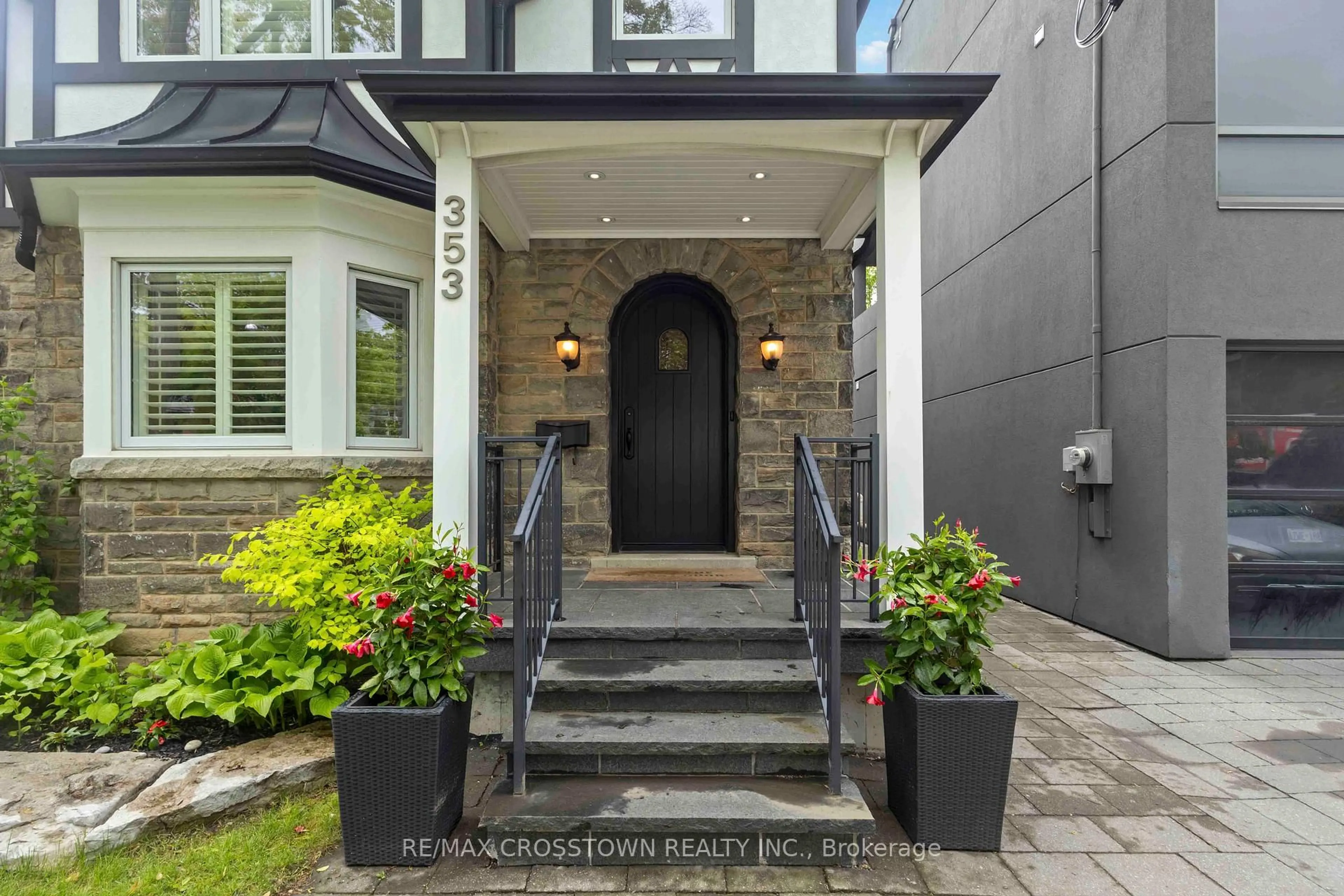 Indoor entryway for 353 Briar Hill Ave, Toronto Ontario M4R 1J3