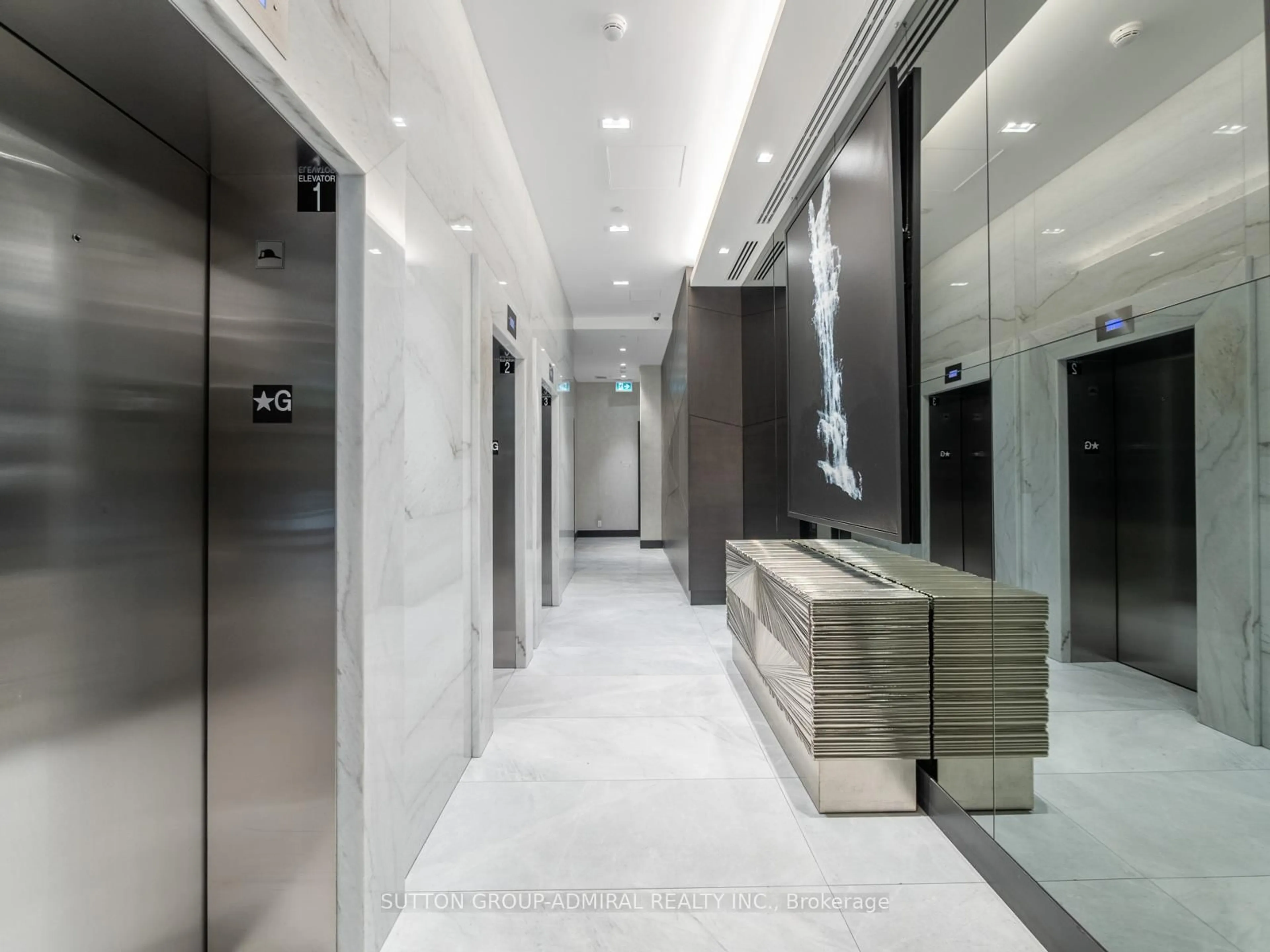 Indoor foyer for 609 Avenue Rd #304, Toronto Ontario M4V 0B1