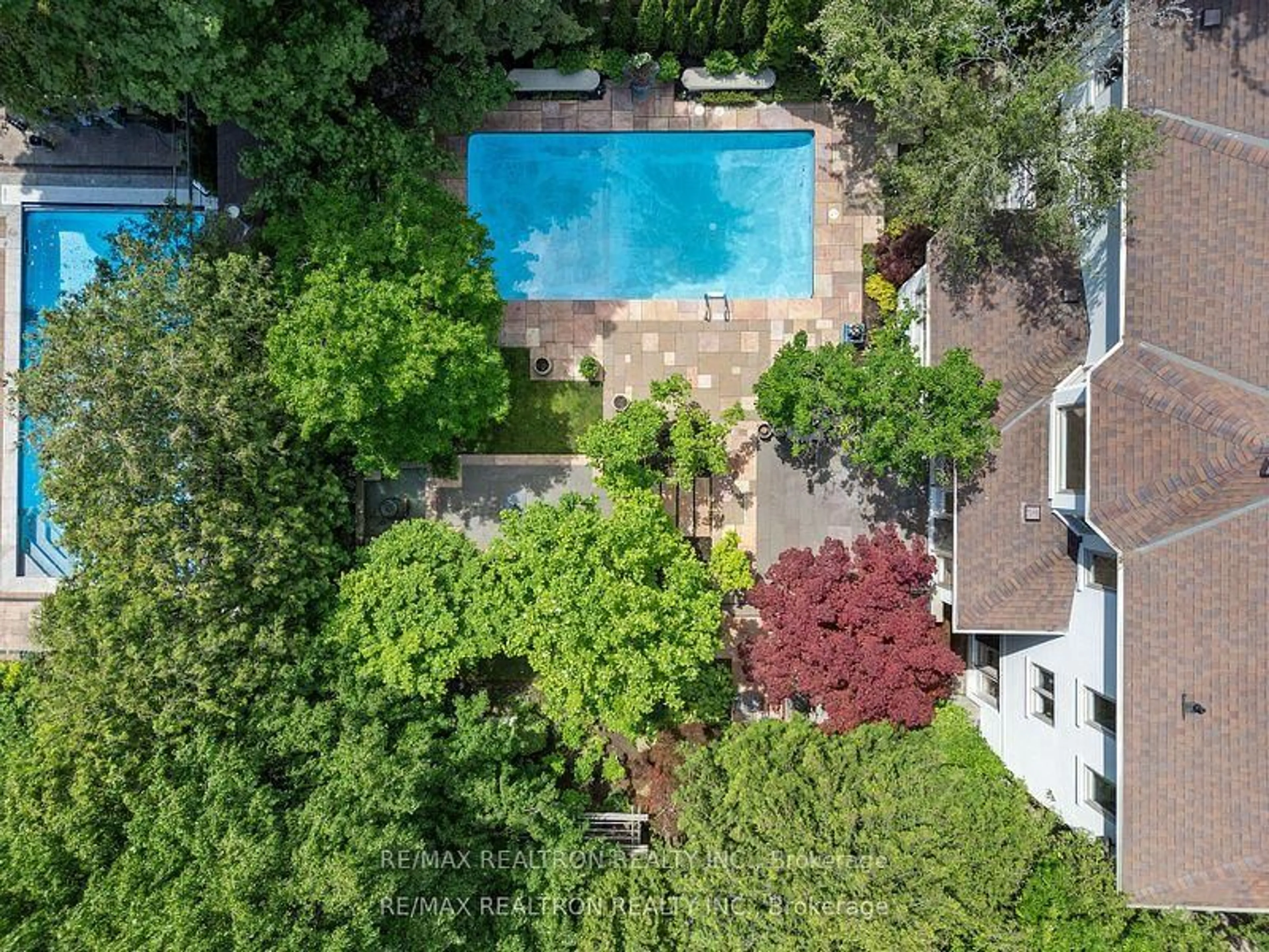 A pic from outside/outdoor area/front of a property/back of a property/a pic from drone, unknown for 171 Beechwood Ave, Toronto Ontario M2L 1J9