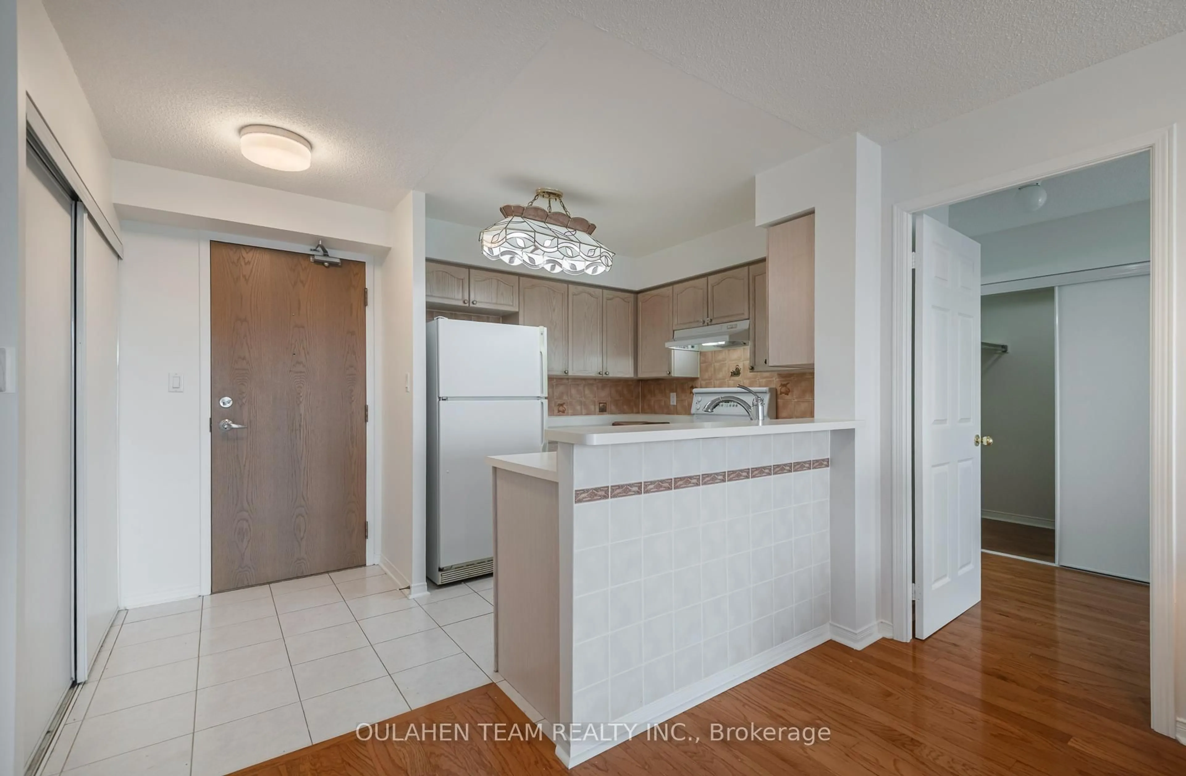 Standard kitchen, unknown for 233 Beecroft Rd #508, Toronto Ontario M2N 6Z9