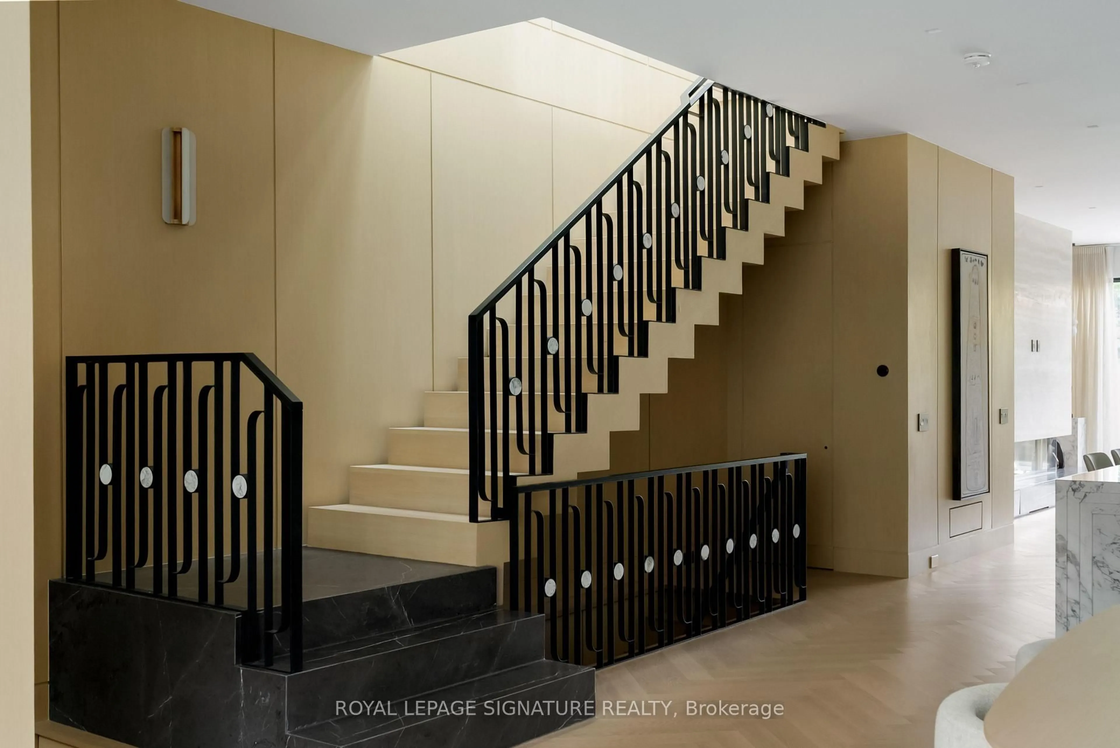 Indoor foyer for 126 Sherwood Ave, Toronto Ontario M4P 2A7