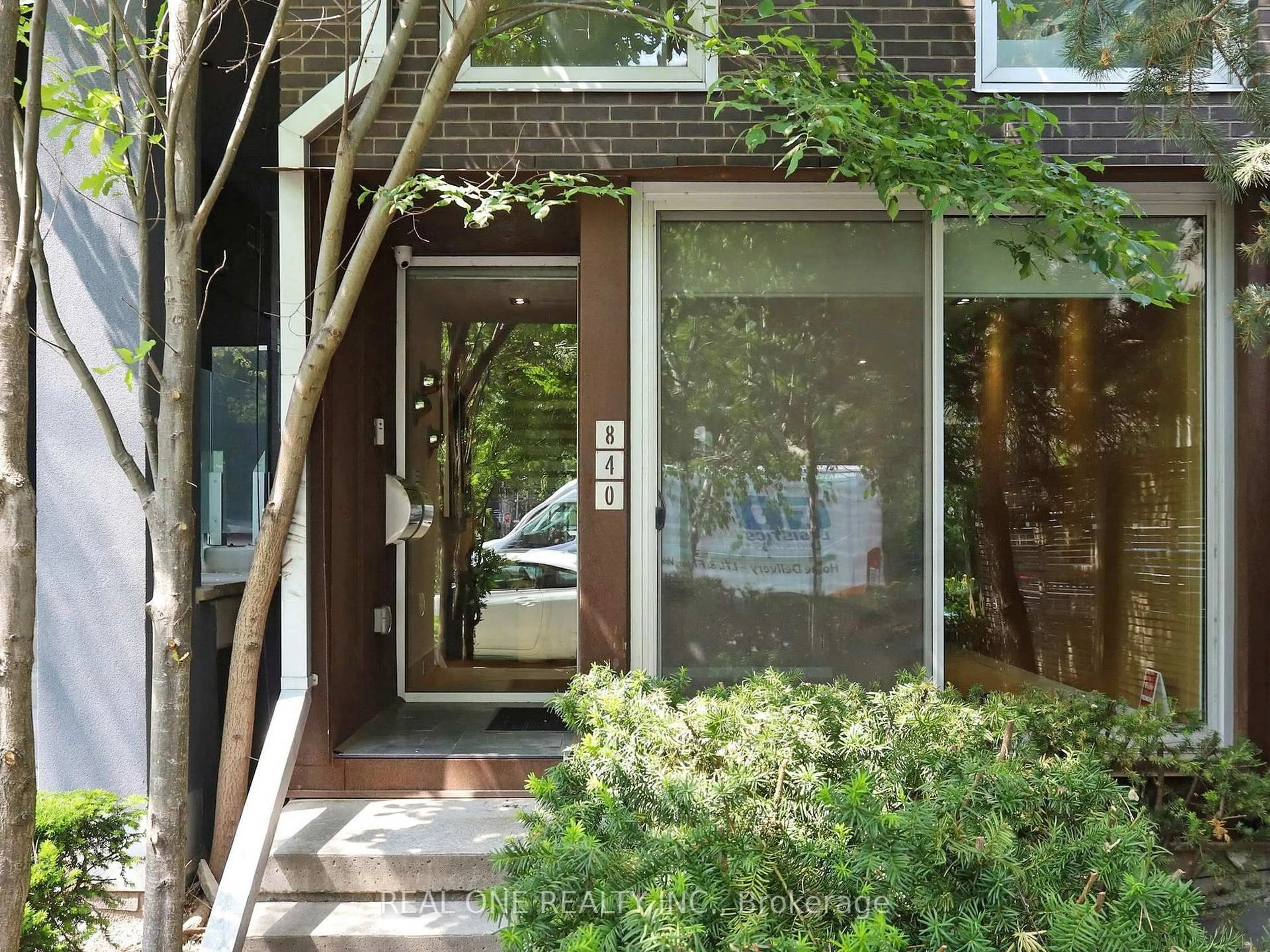 Indoor entryway for 840 Richmond St, Toronto Ontario M6J 1C9