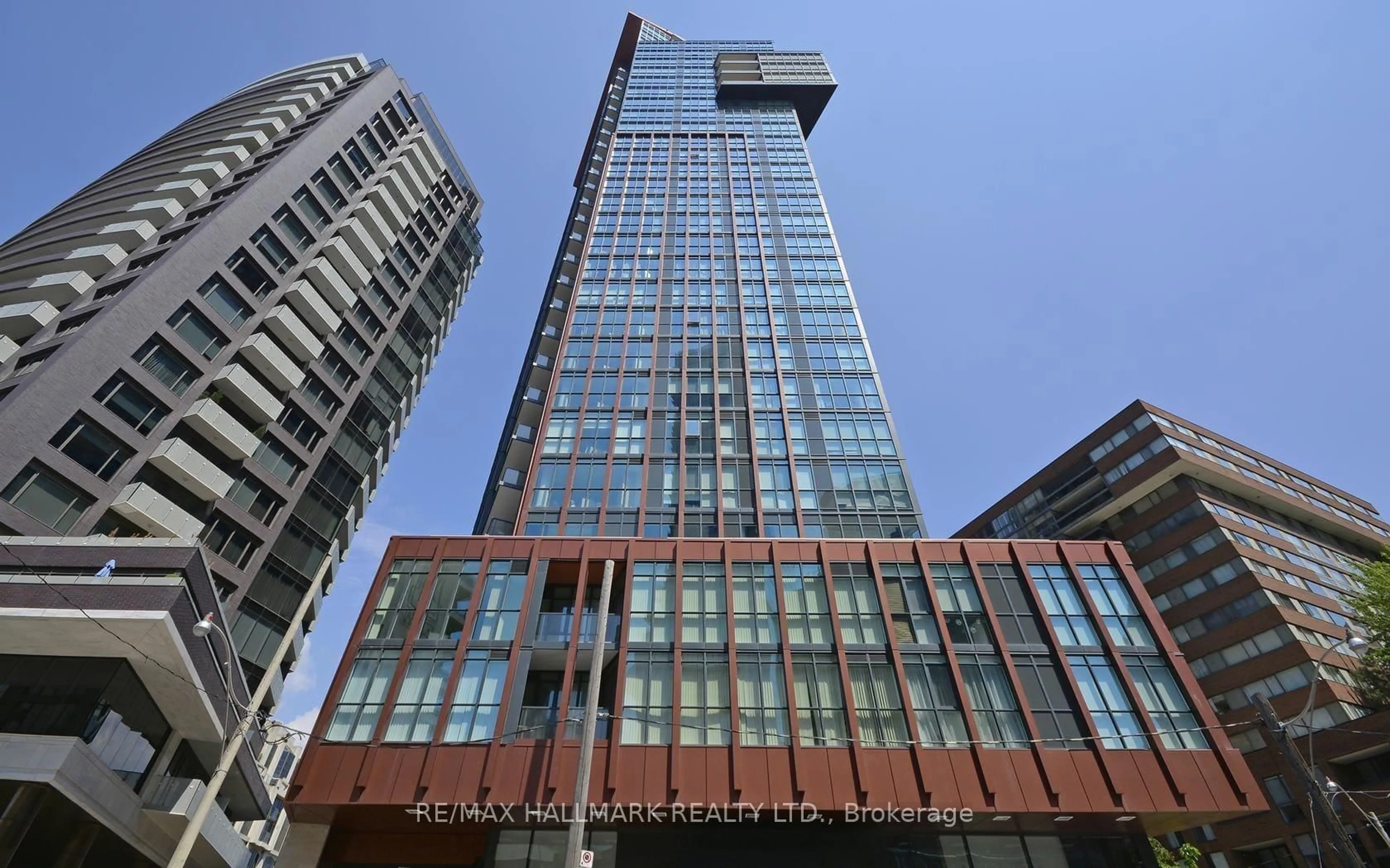 Indoor foyer for 32 Davenport Rd #901, Toronto Ontario M5R 0B5