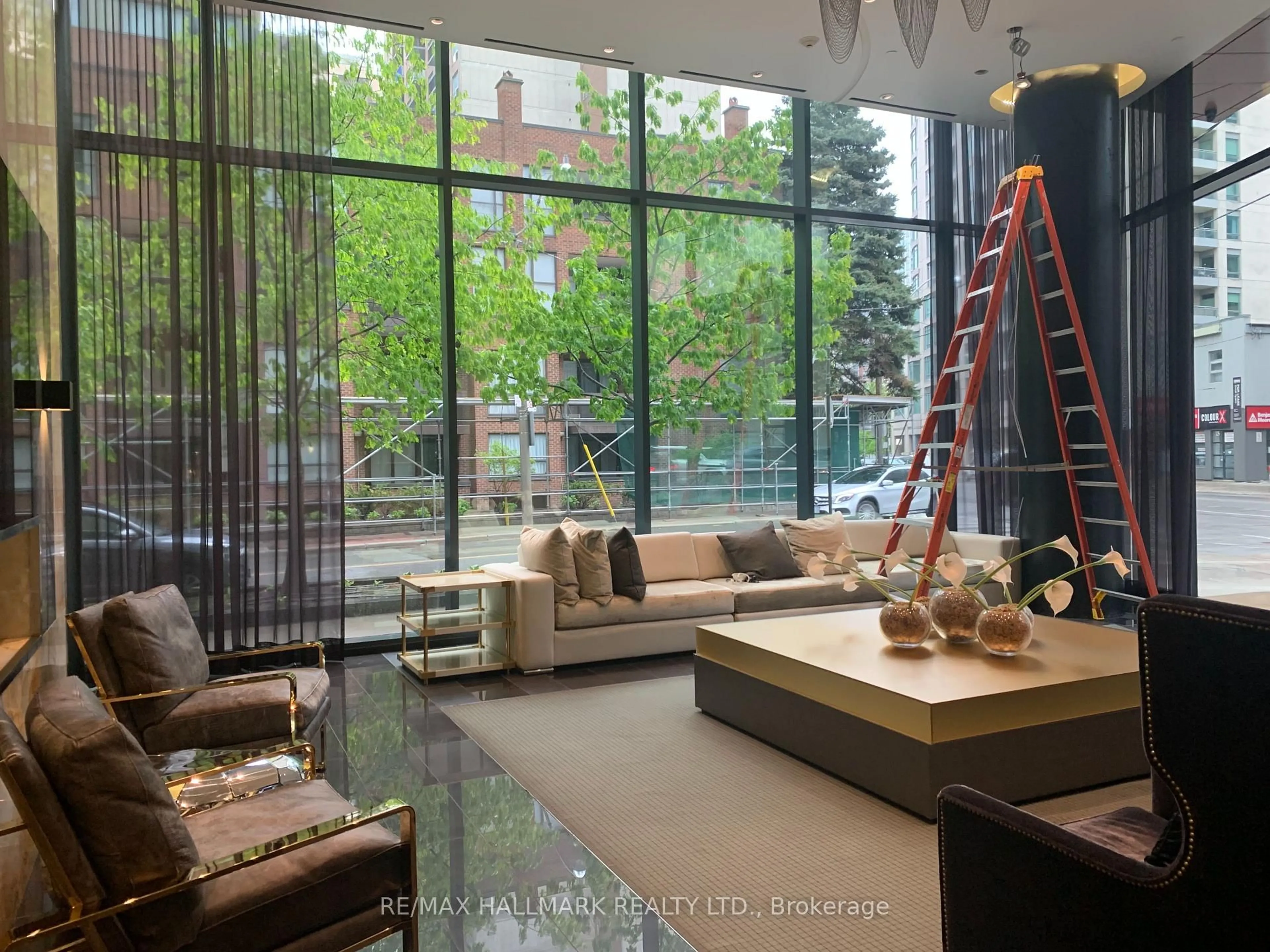 Indoor foyer for 32 Davenport Rd #901, Toronto Ontario M5R 0B5