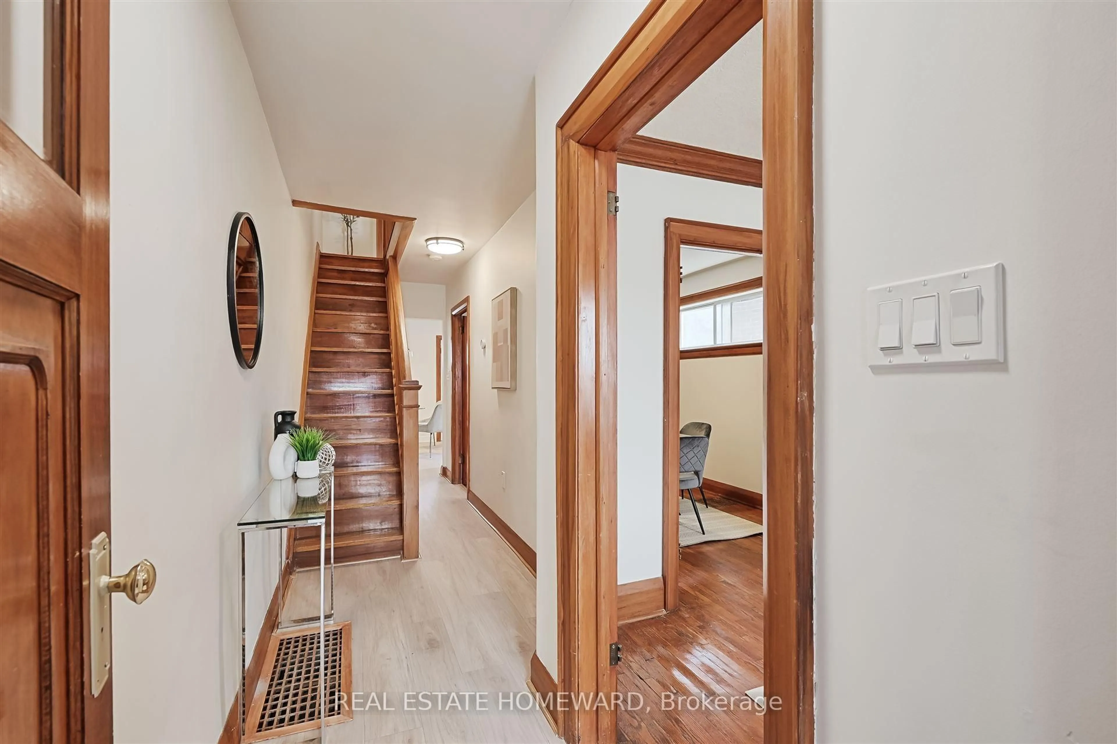 Indoor entryway for 715 Vaughan Rd, Toronto Ontario M6E 2Y8