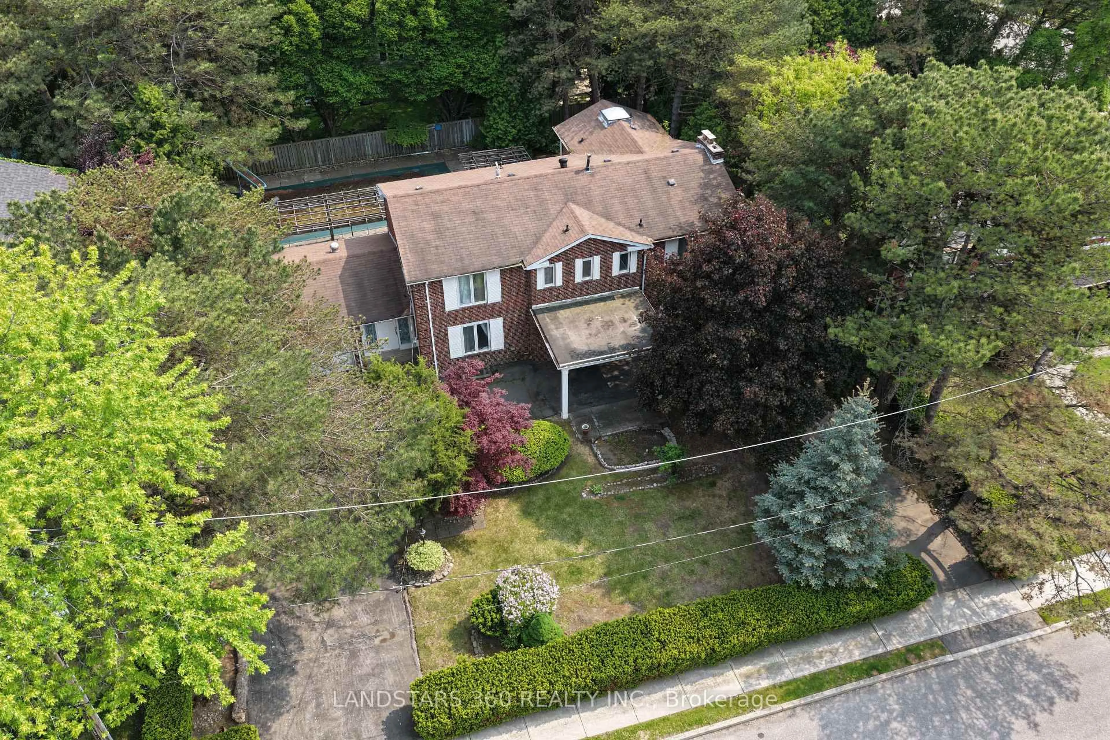 A pic from outside/outdoor area/front of a property/back of a property/a pic from drone, street for 3 Shady Oaks Cres, Toronto Ontario M3C 2L4