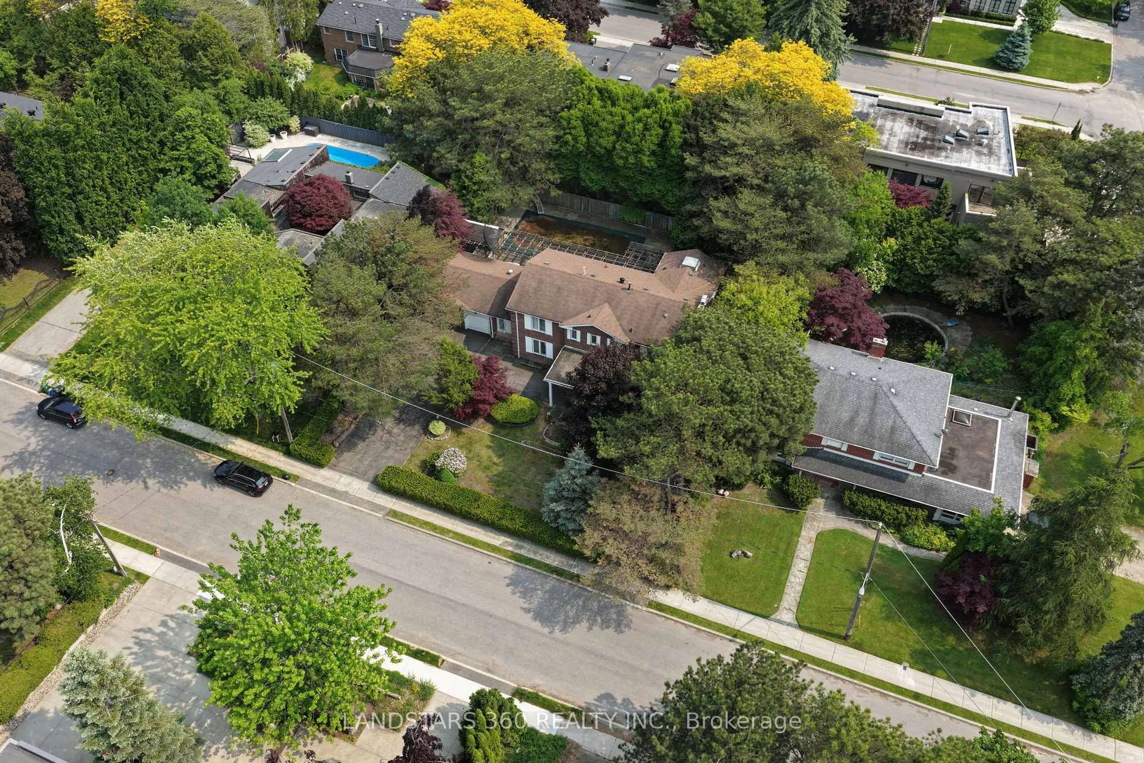 A pic from outside/outdoor area/front of a property/back of a property/a pic from drone, street for 3 Shady Oaks Cres, Toronto Ontario M3C 2L4