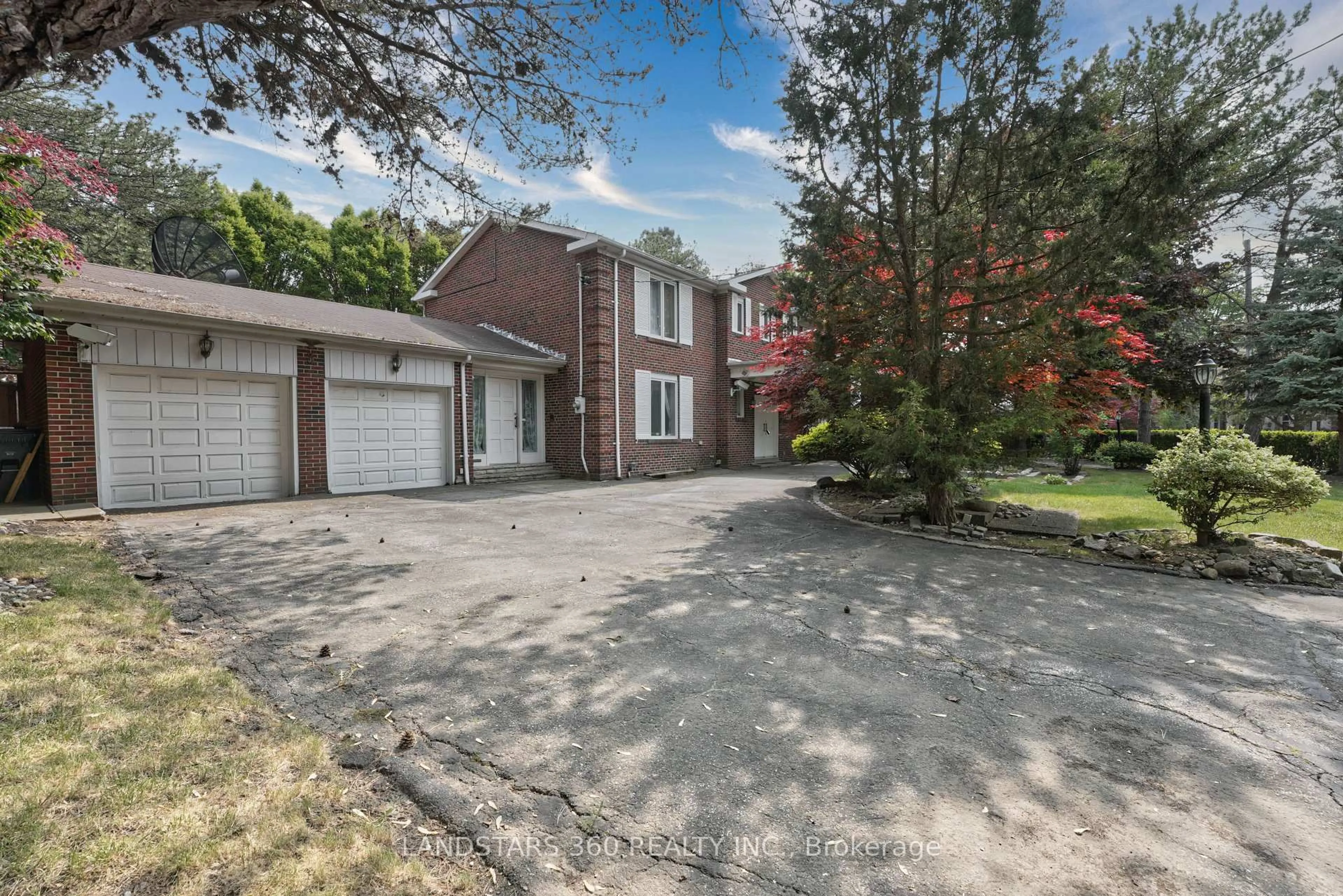 A pic from outside/outdoor area/front of a property/back of a property/a pic from drone, street for 3 Shady Oaks Cres, Toronto Ontario M3C 2L4