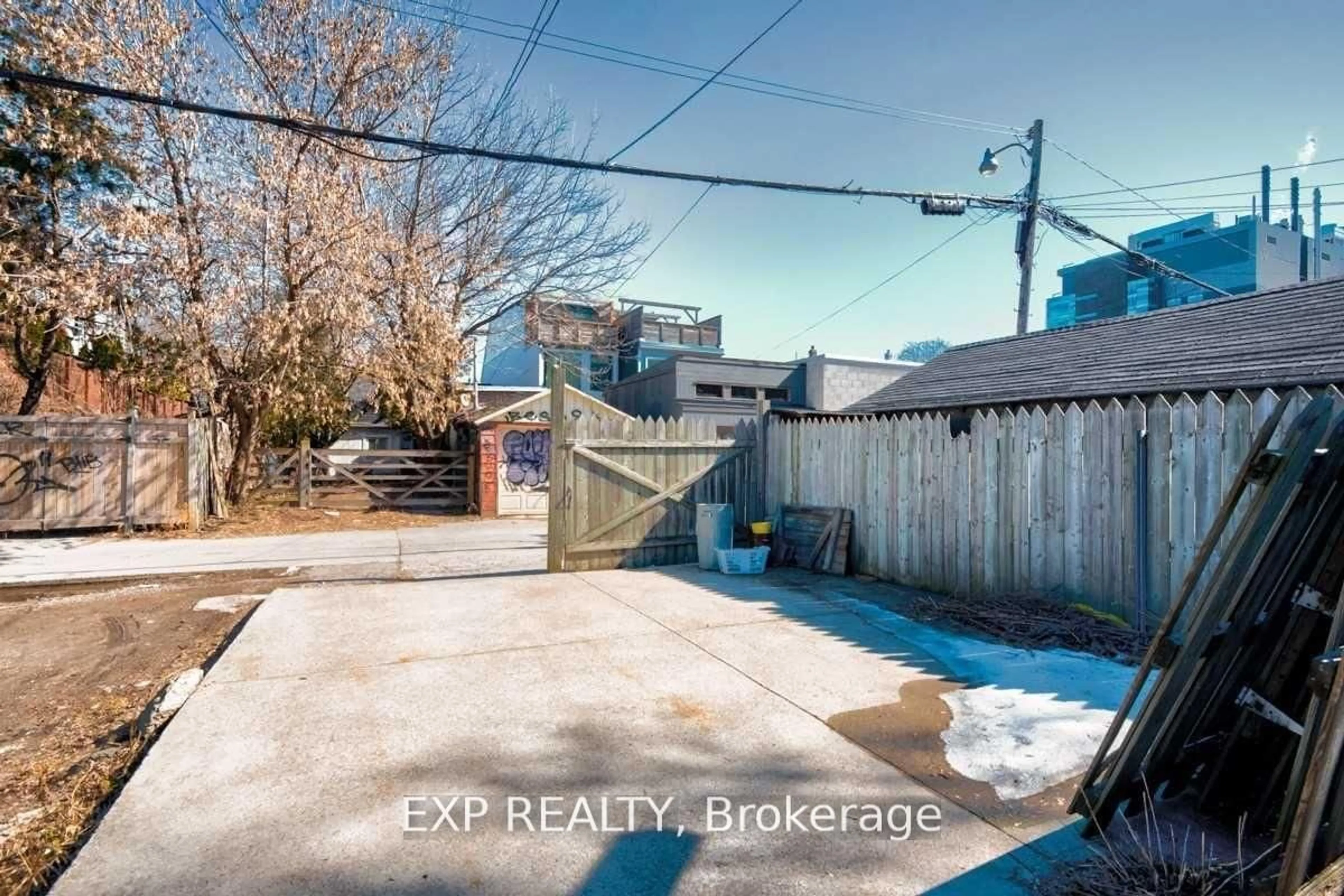 A pic from outside/outdoor area/front of a property/back of a property/a pic from drone, street for 461 Bathurst St, Toronto Ontario M5T 2S9