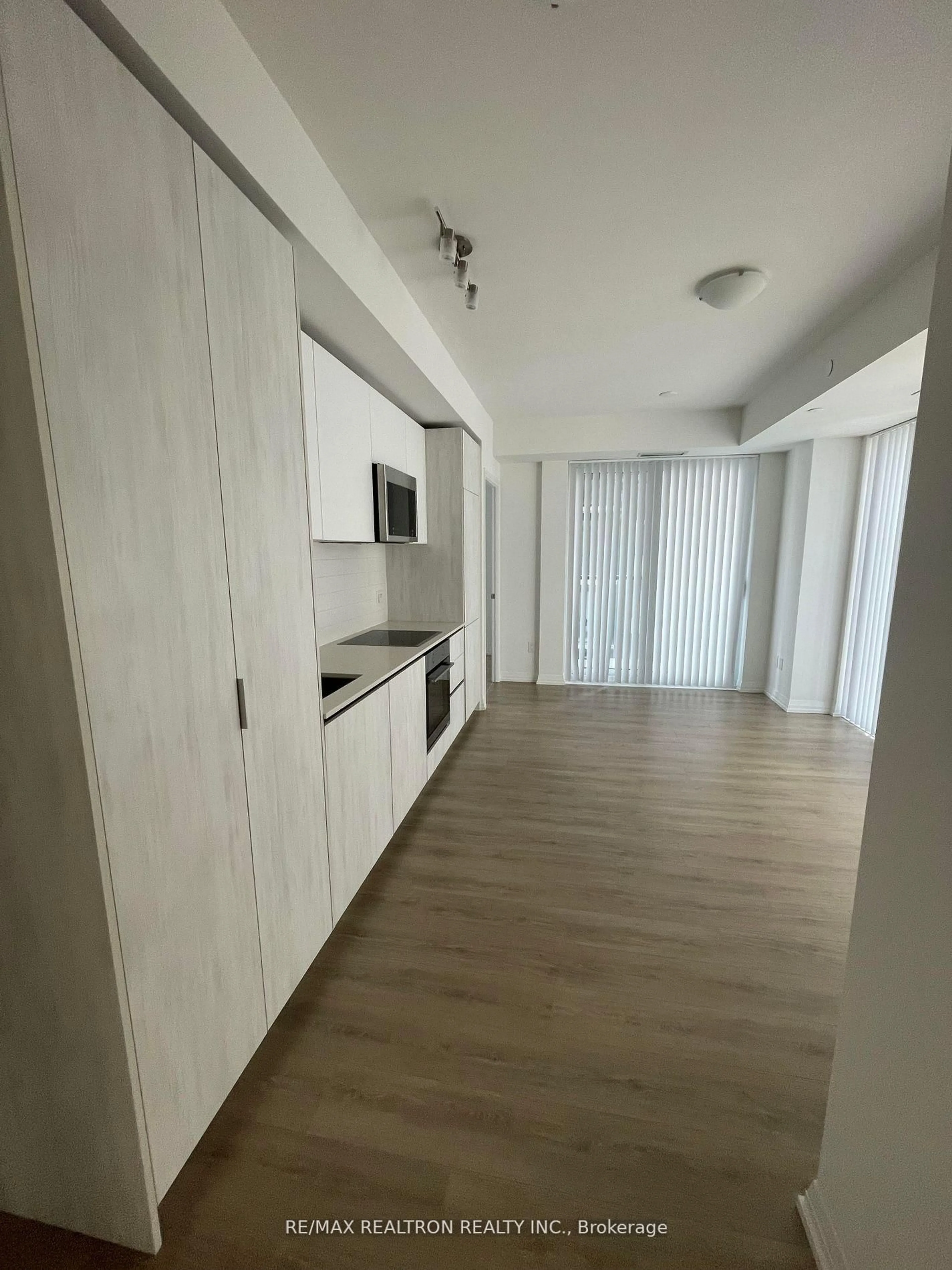 A pic of a room for 8 Widmer St #2103, Toronto Ontario M5V 0W6