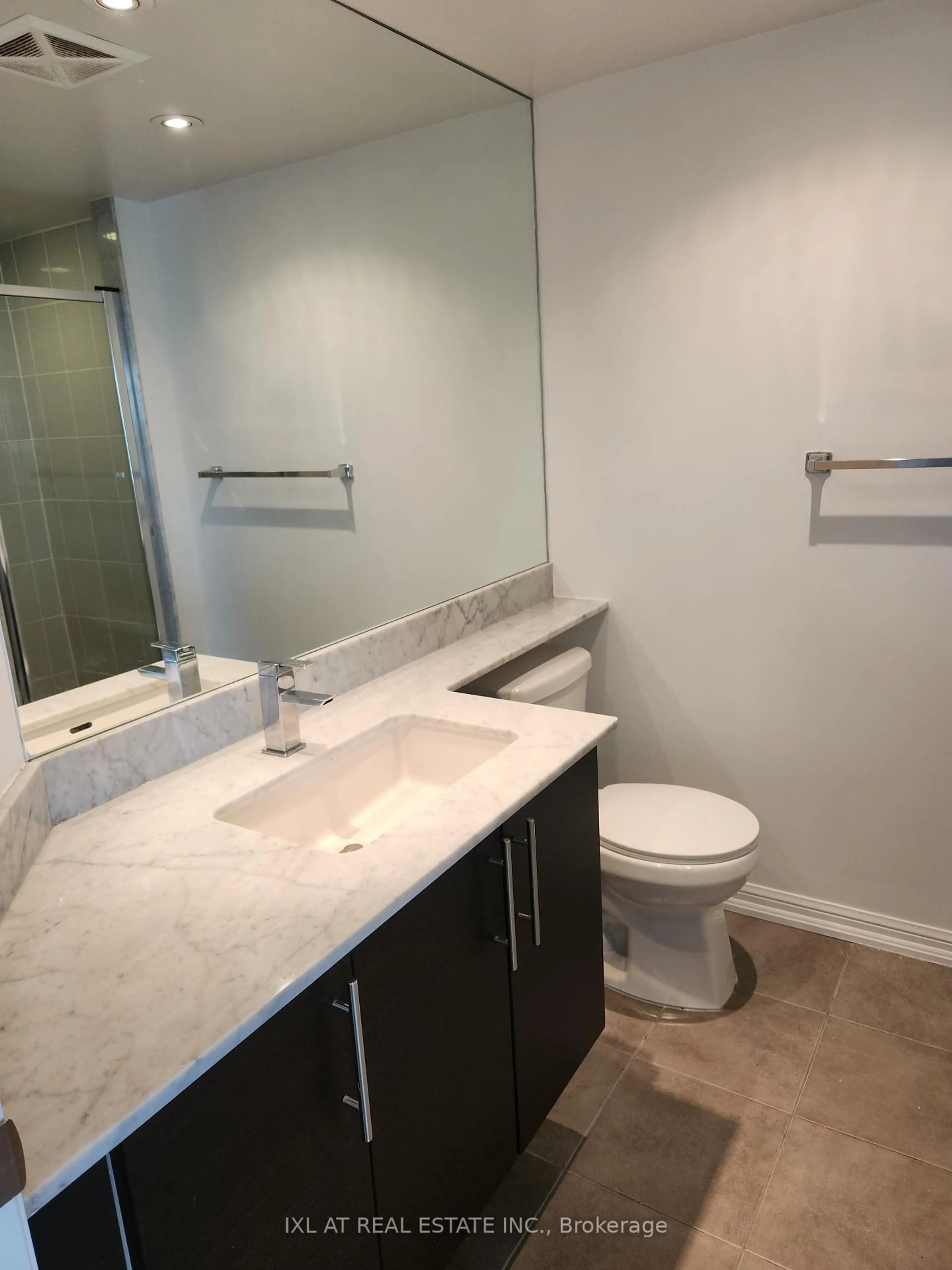Standard bathroom, ceramic/tile floor for 125 Western Battery Rd #915, Toronto Ontario M6K 3R8
