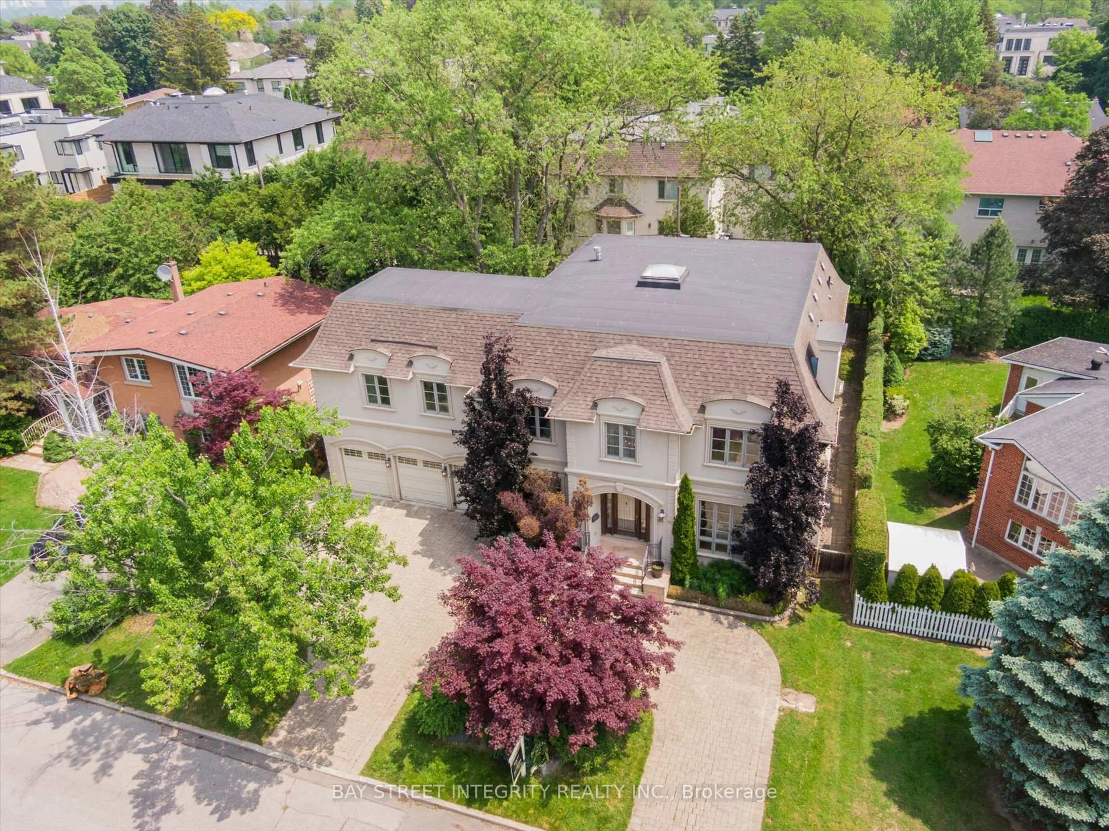 A pic from outside/outdoor area/front of a property/back of a property/a pic from drone, street for 50 Leacroft Cres, Toronto Ontario M3B 2G6