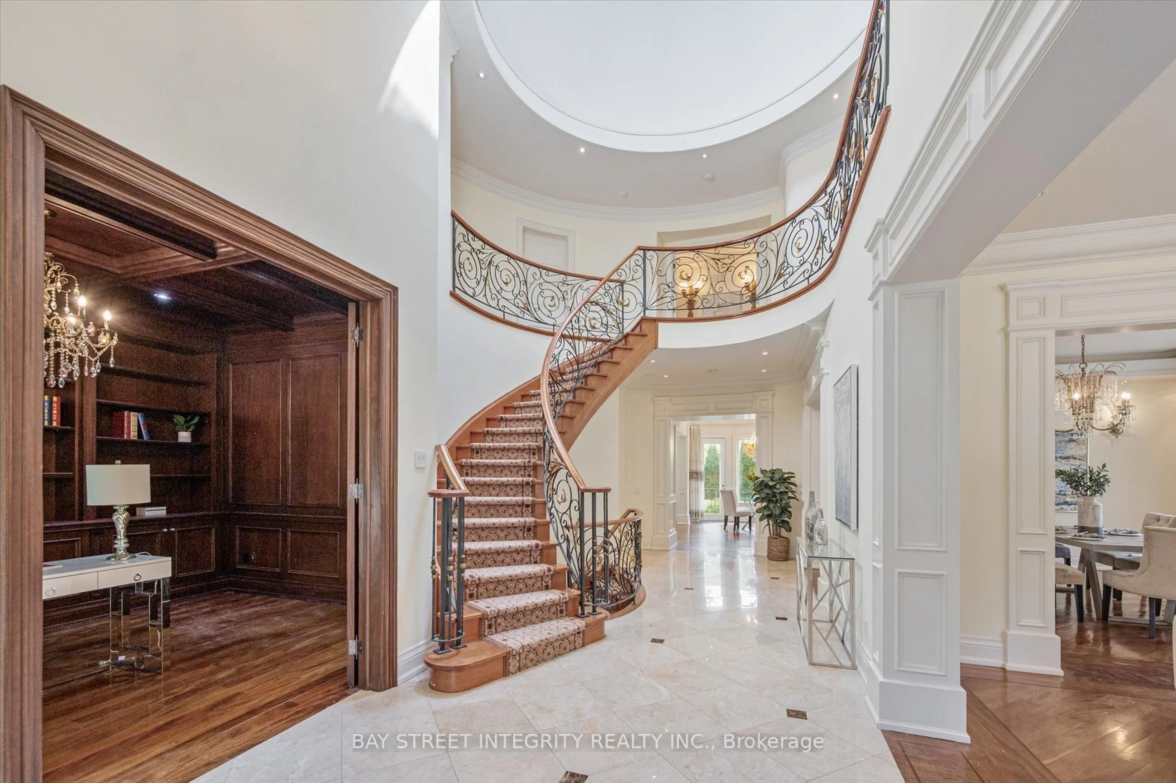 Indoor foyer for 50 Leacroft Cres, Toronto Ontario M3B 2G6