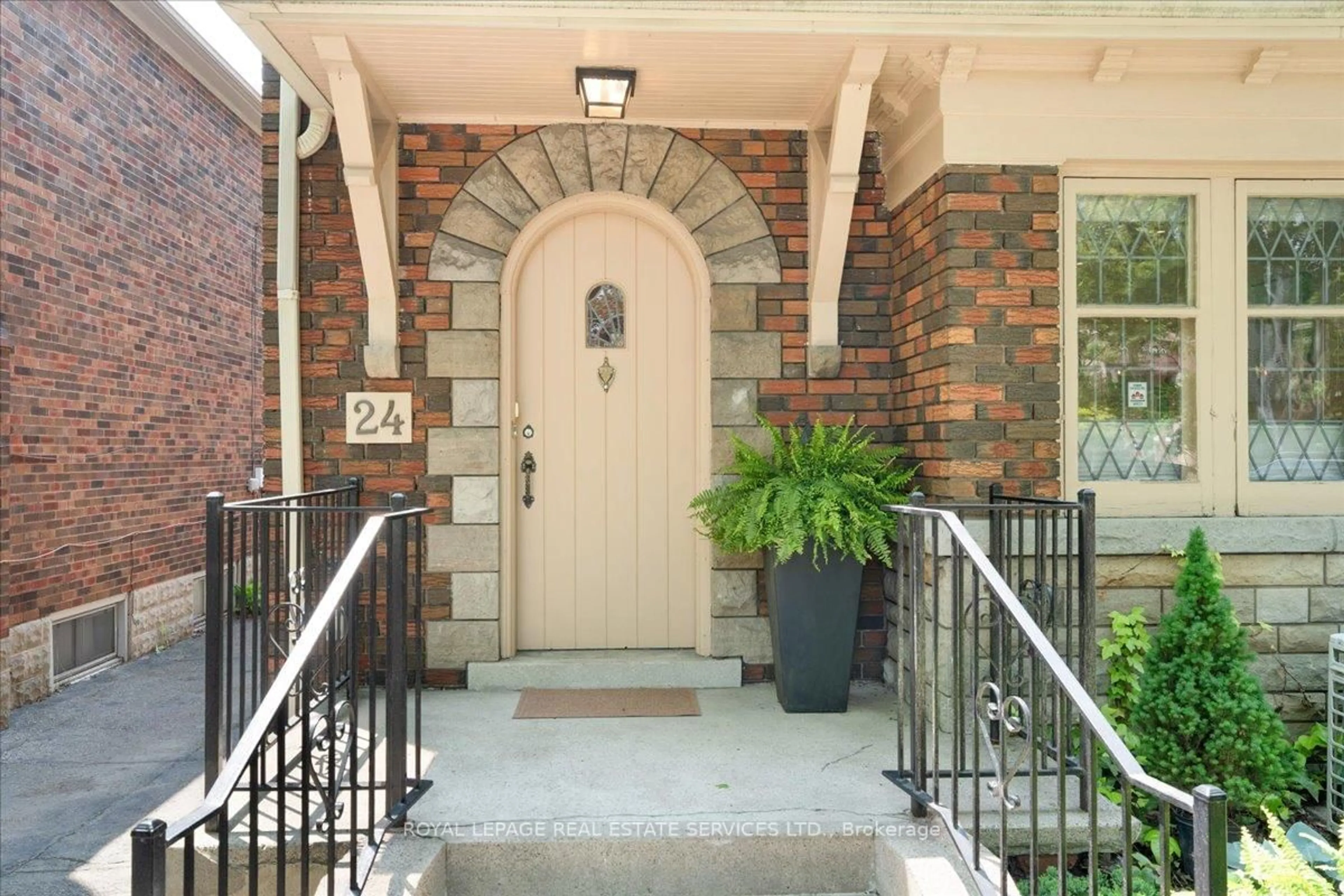 Indoor entryway for 24 Rolph Rd, Toronto Ontario M4G 3M6