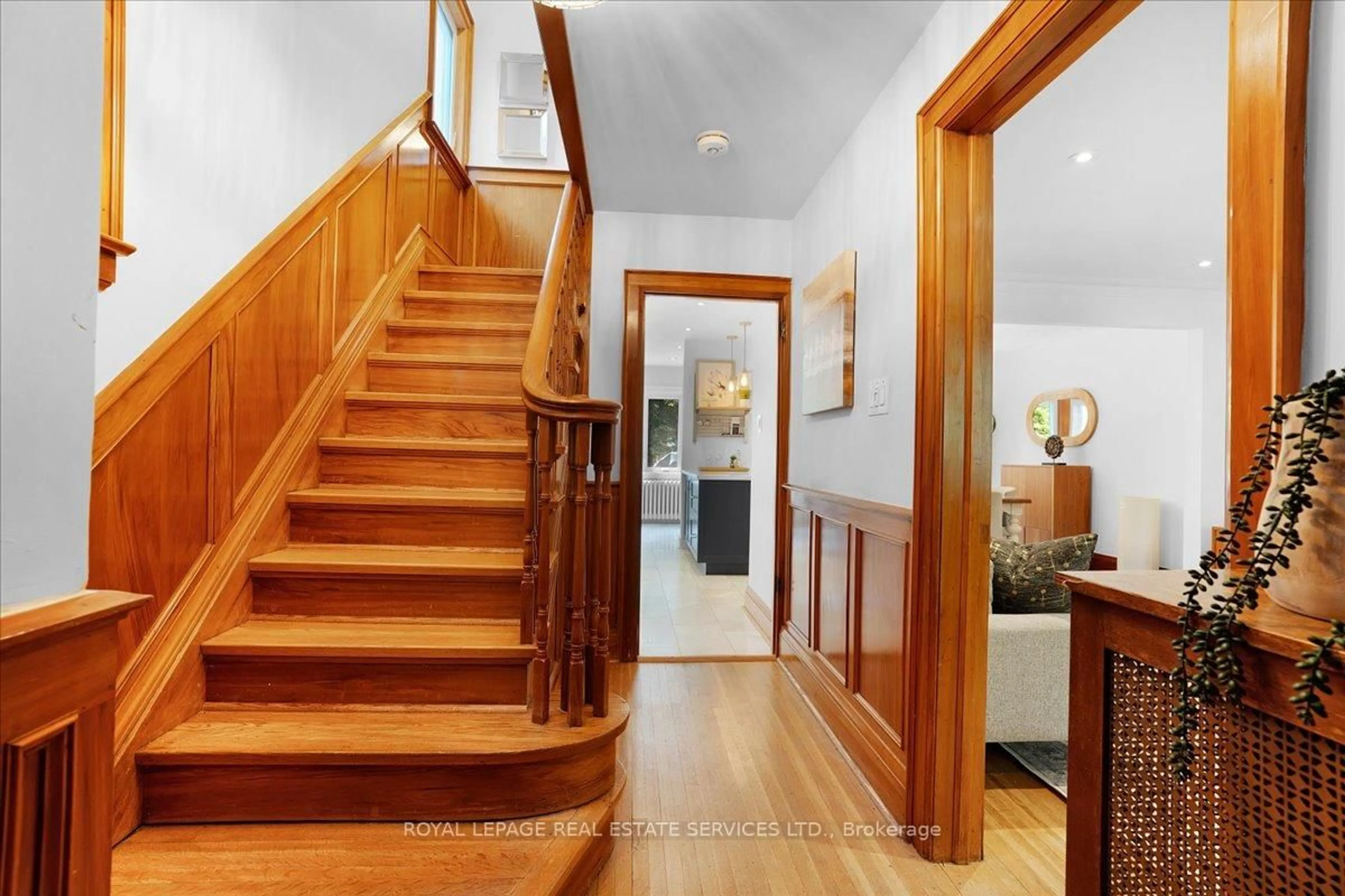 Indoor foyer for 24 Rolph Rd, Toronto Ontario M4G 3M6