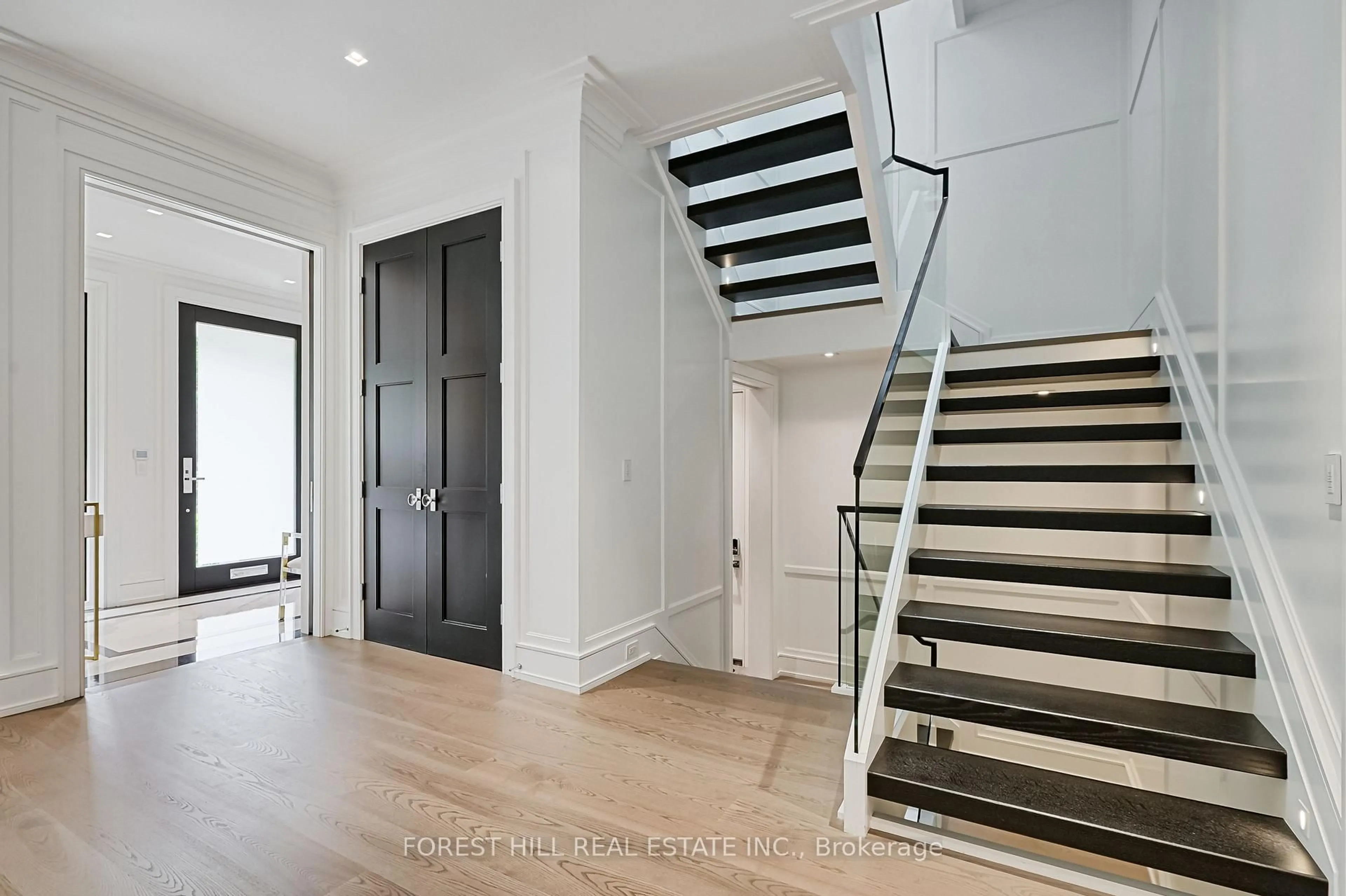 Indoor entryway for 14 Oriole Gdns, Toronto Ontario M4V 1J7