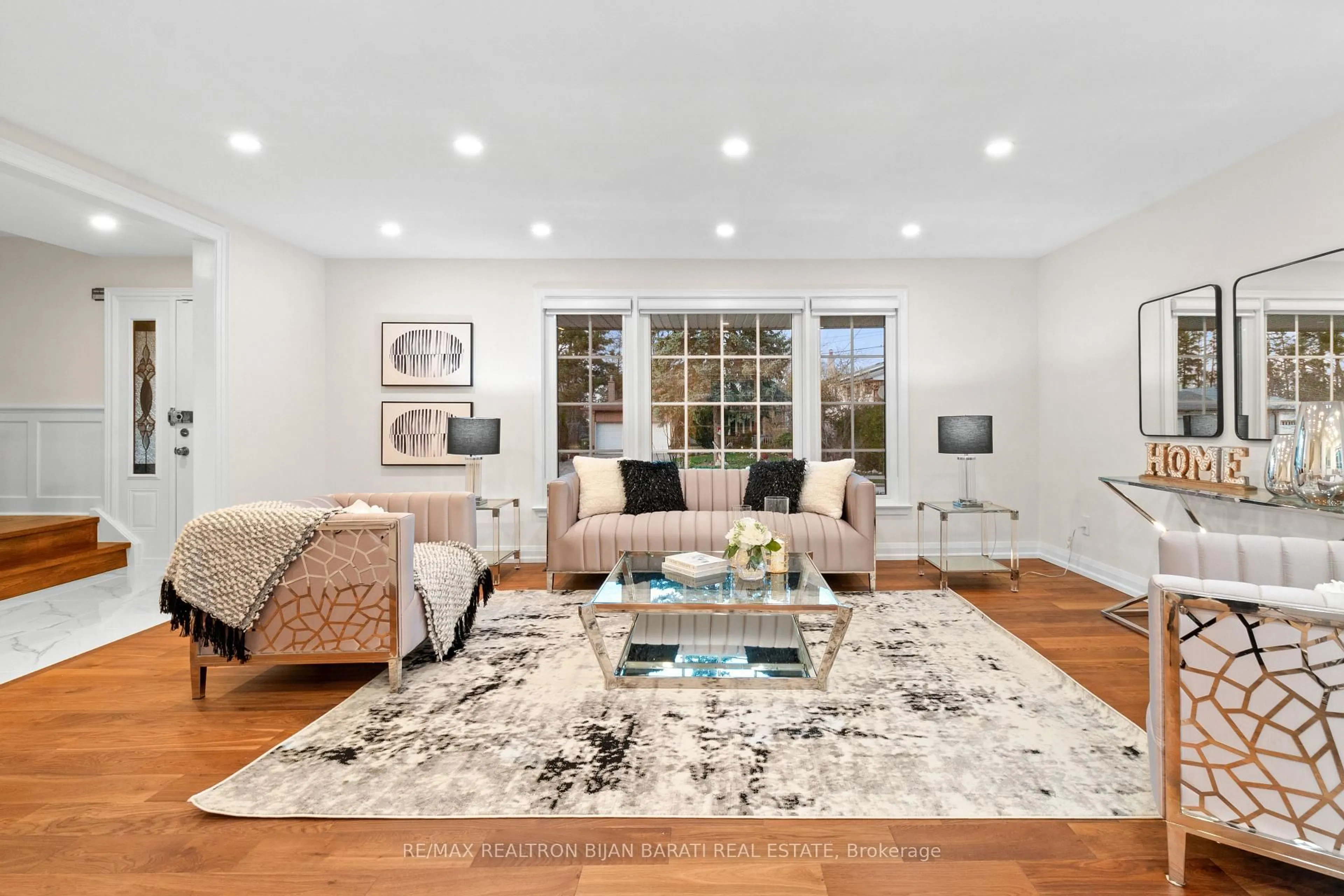 Living room with furniture, unknown for 4 Robinter Dr, Toronto Ontario M2M 3P9