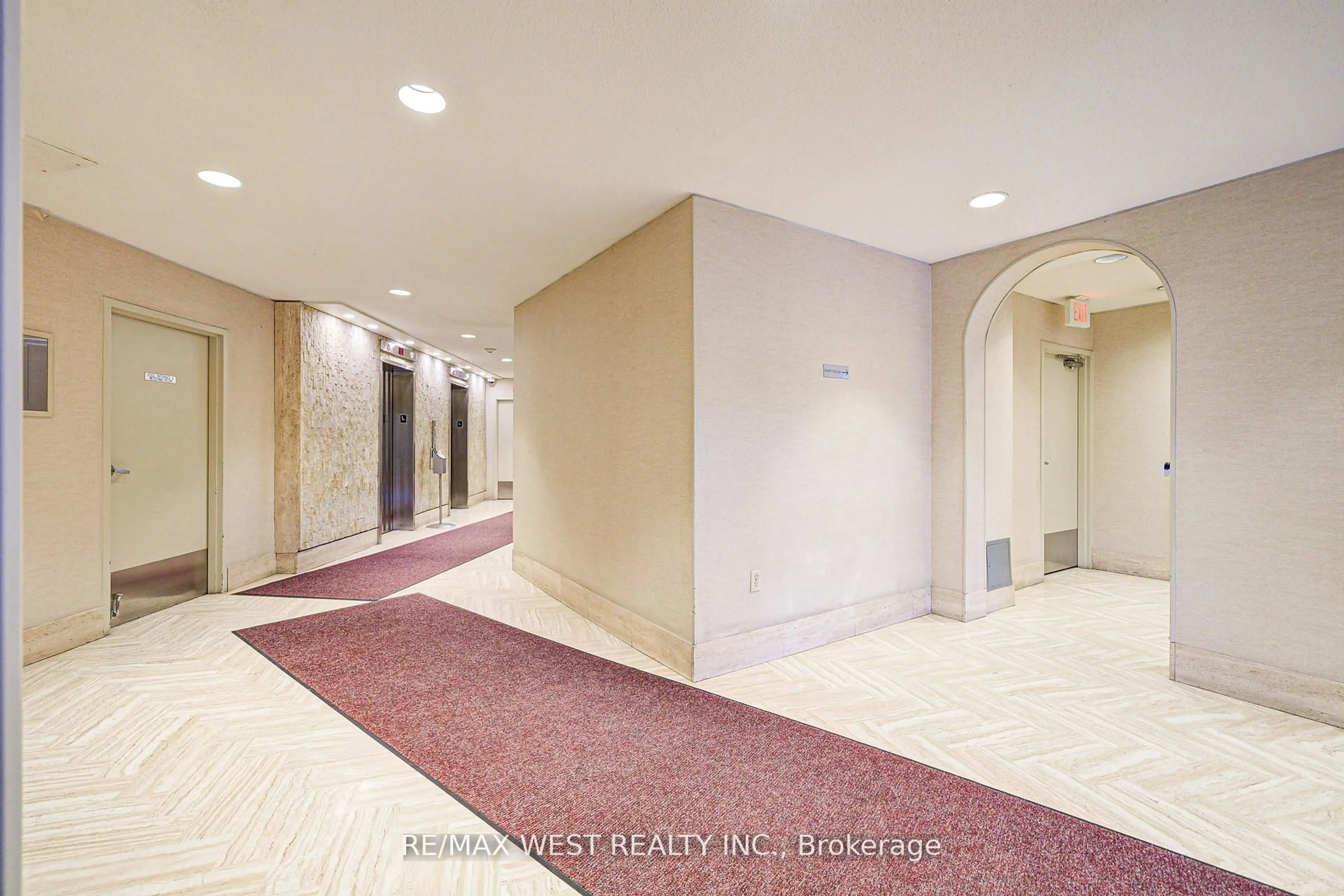 Indoor foyer for 150 Neptune Dr #906, Toronto Ontario L6R 0T7