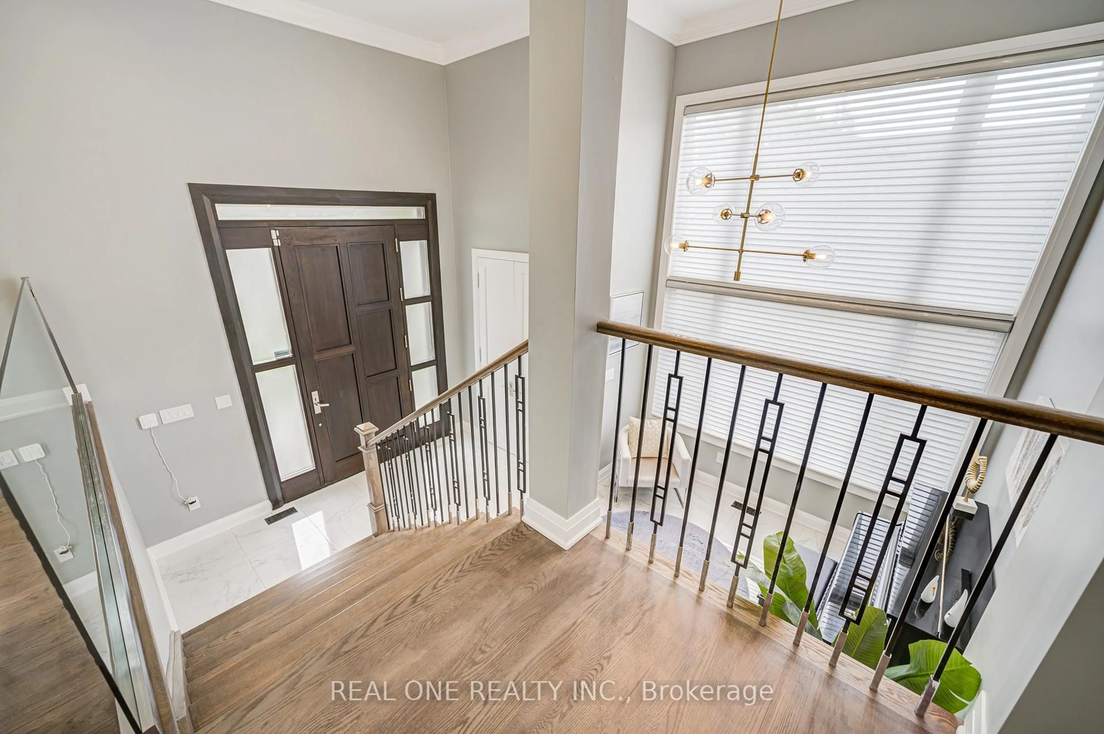 Indoor entryway for 158 Waterloo Ave, Toronto Ontario M3H 3Z1