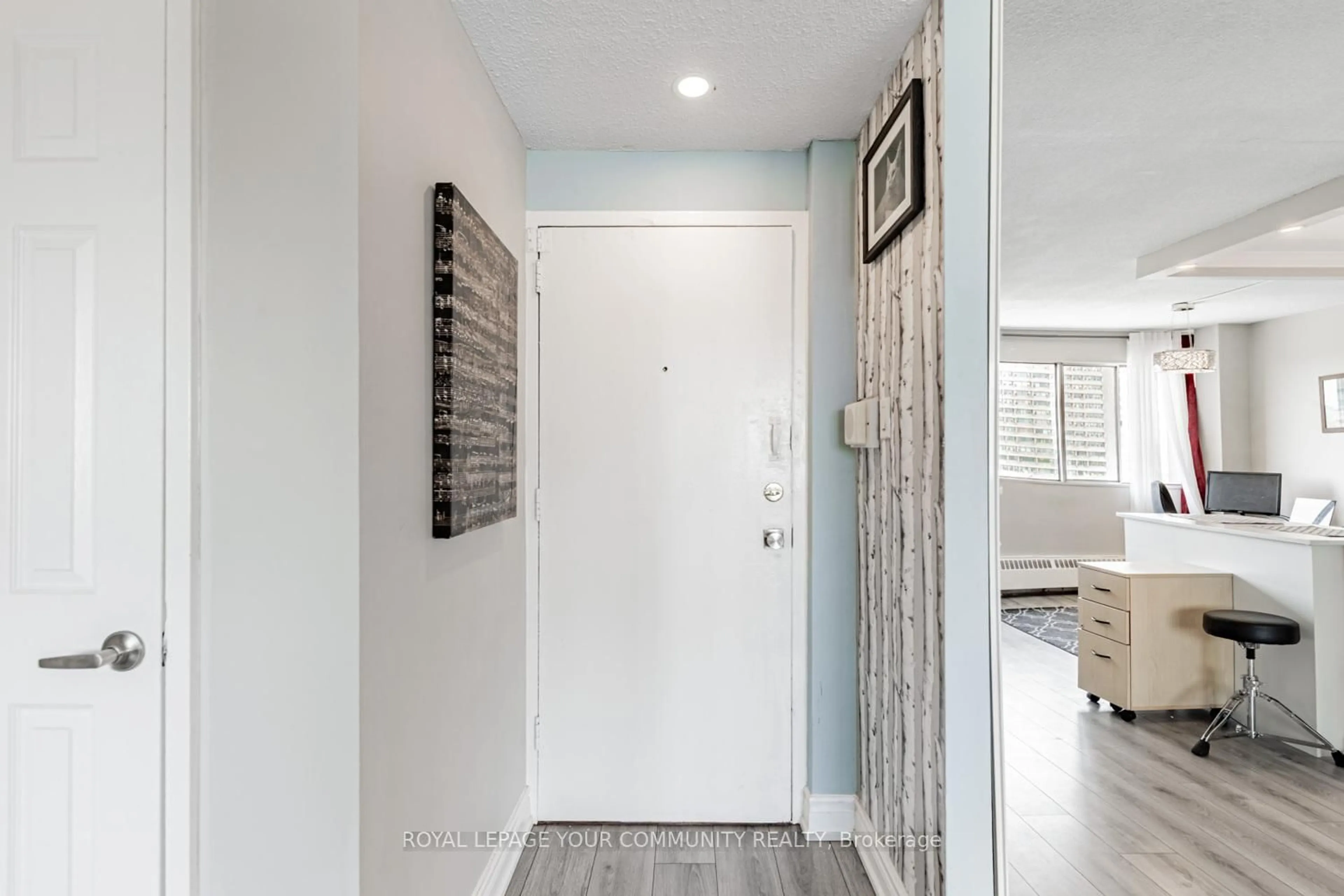 Indoor entryway for 10 Sunny Glwy #912, Toronto Ontario M3C 2Z3