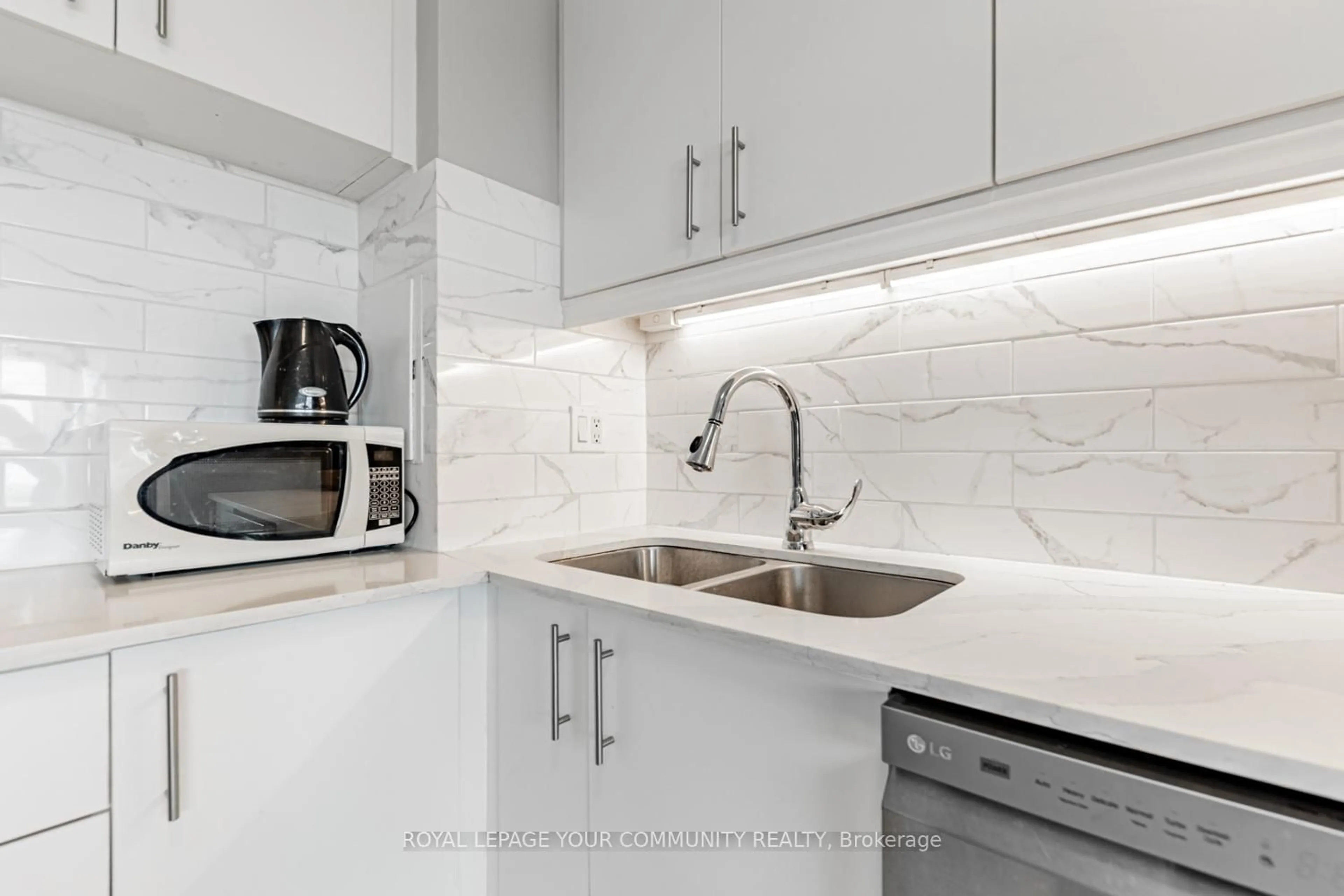 Standard kitchen, ceramic/tile floor for 10 Sunny Glwy #912, Toronto Ontario M3C 2Z3