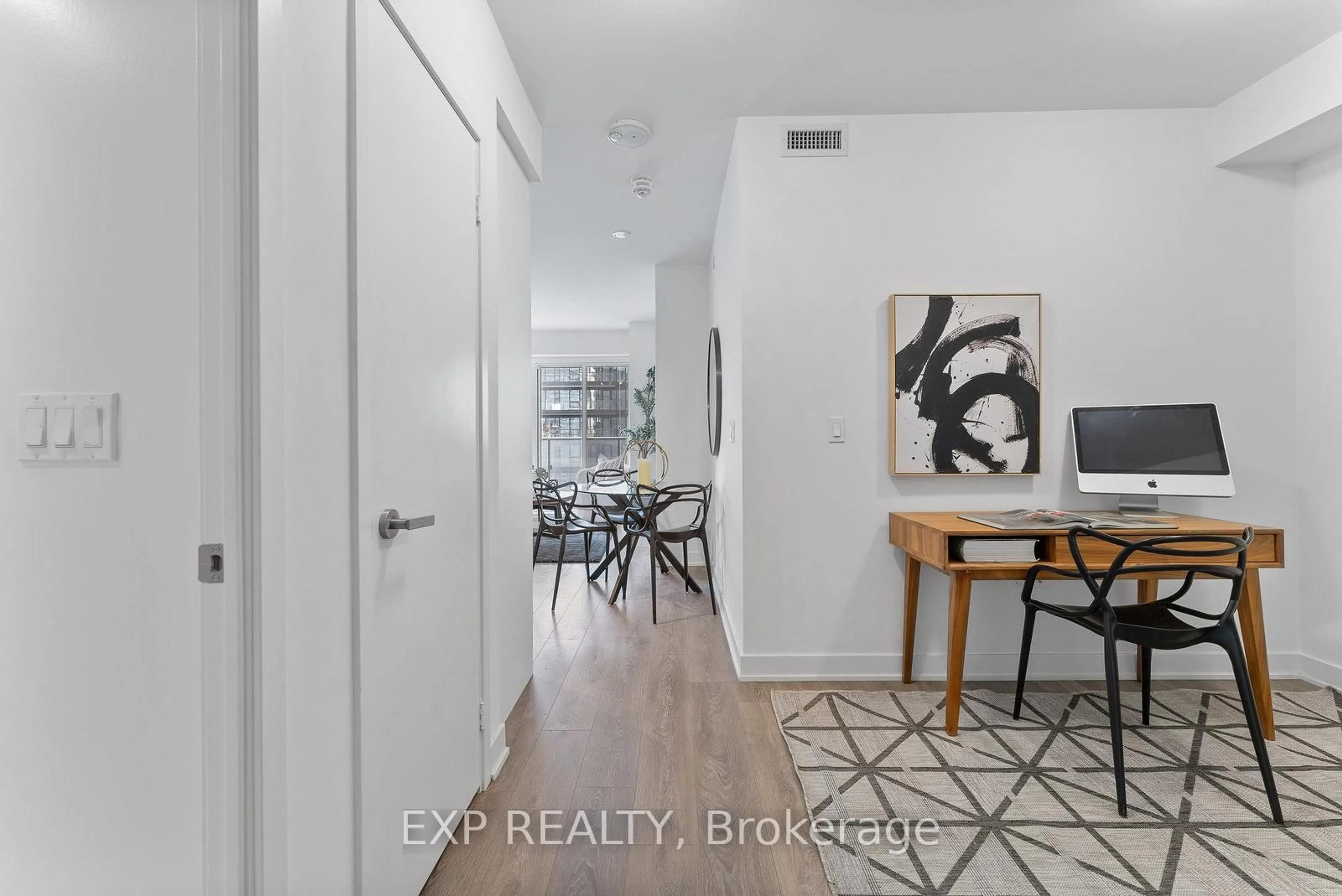 Indoor entryway for 99 Broadway Ave #2011, Toronto Ontario M4P 0E3