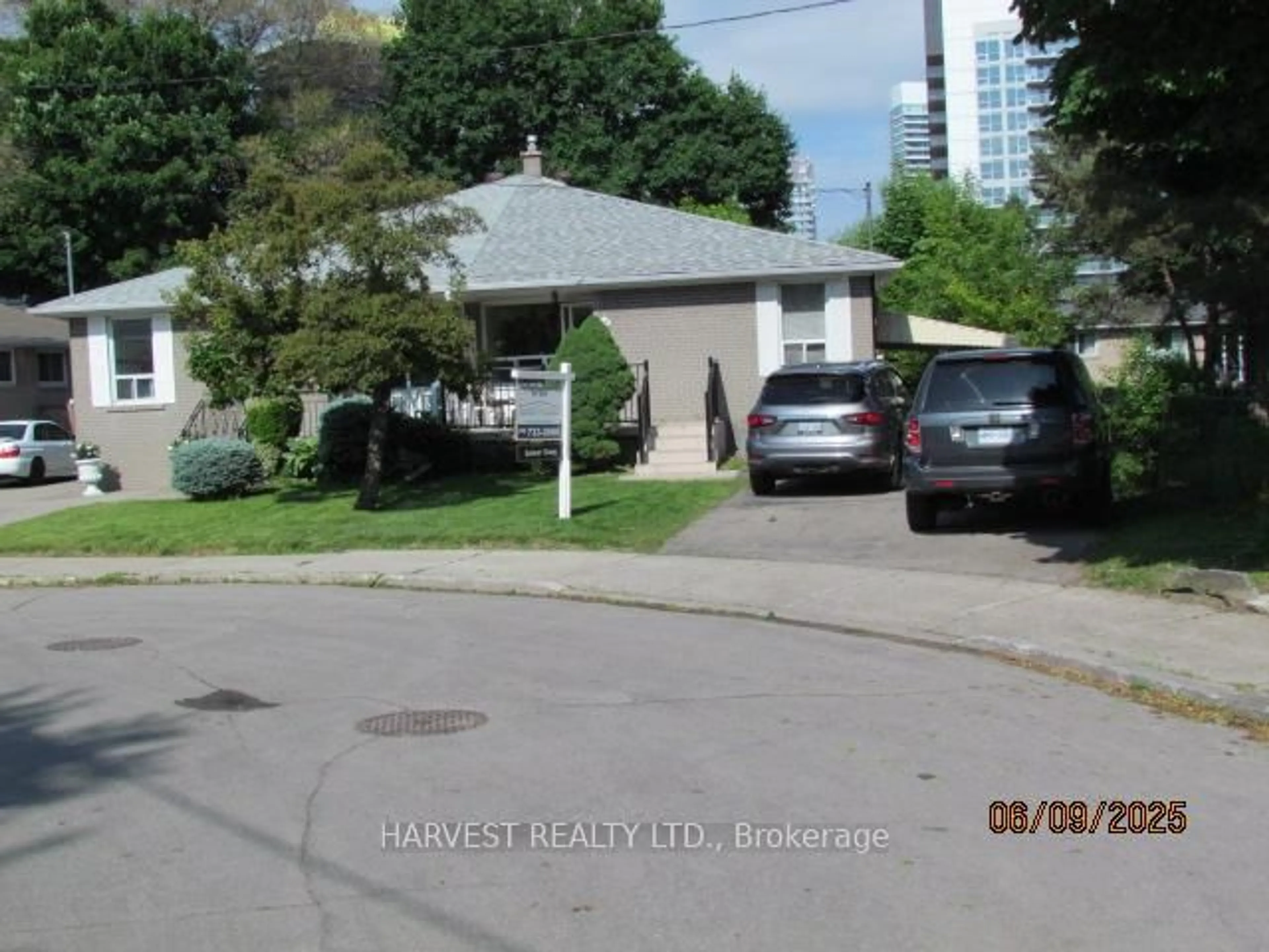 Blurry image for 29 Talara Dr, Toronto Ontario M2K 1A3