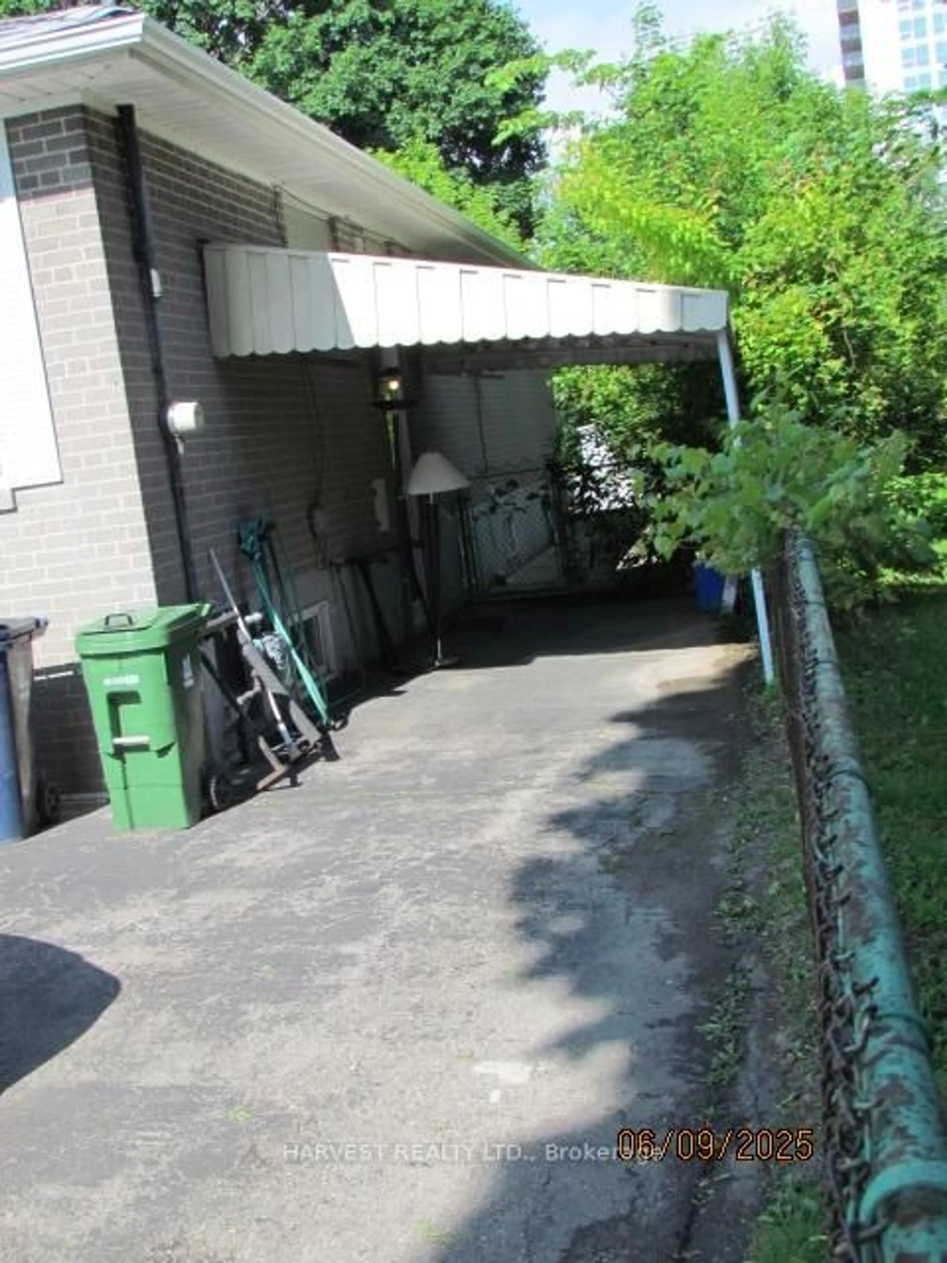 Patio, street for 29 Talara Dr, Toronto Ontario M2K 1A3