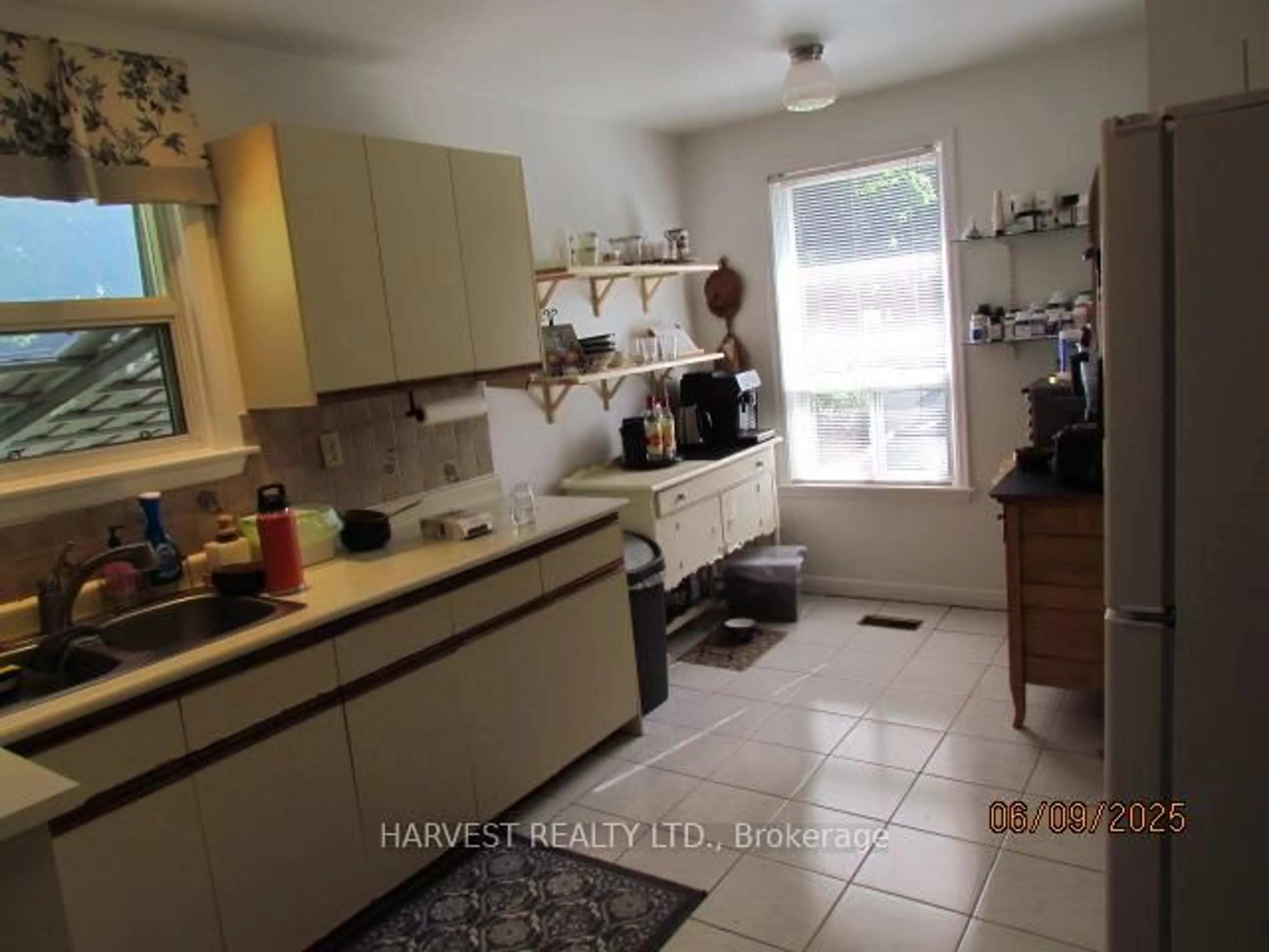 Standard kitchen, unknown for 29 Talara Dr, Toronto Ontario M2K 1A3