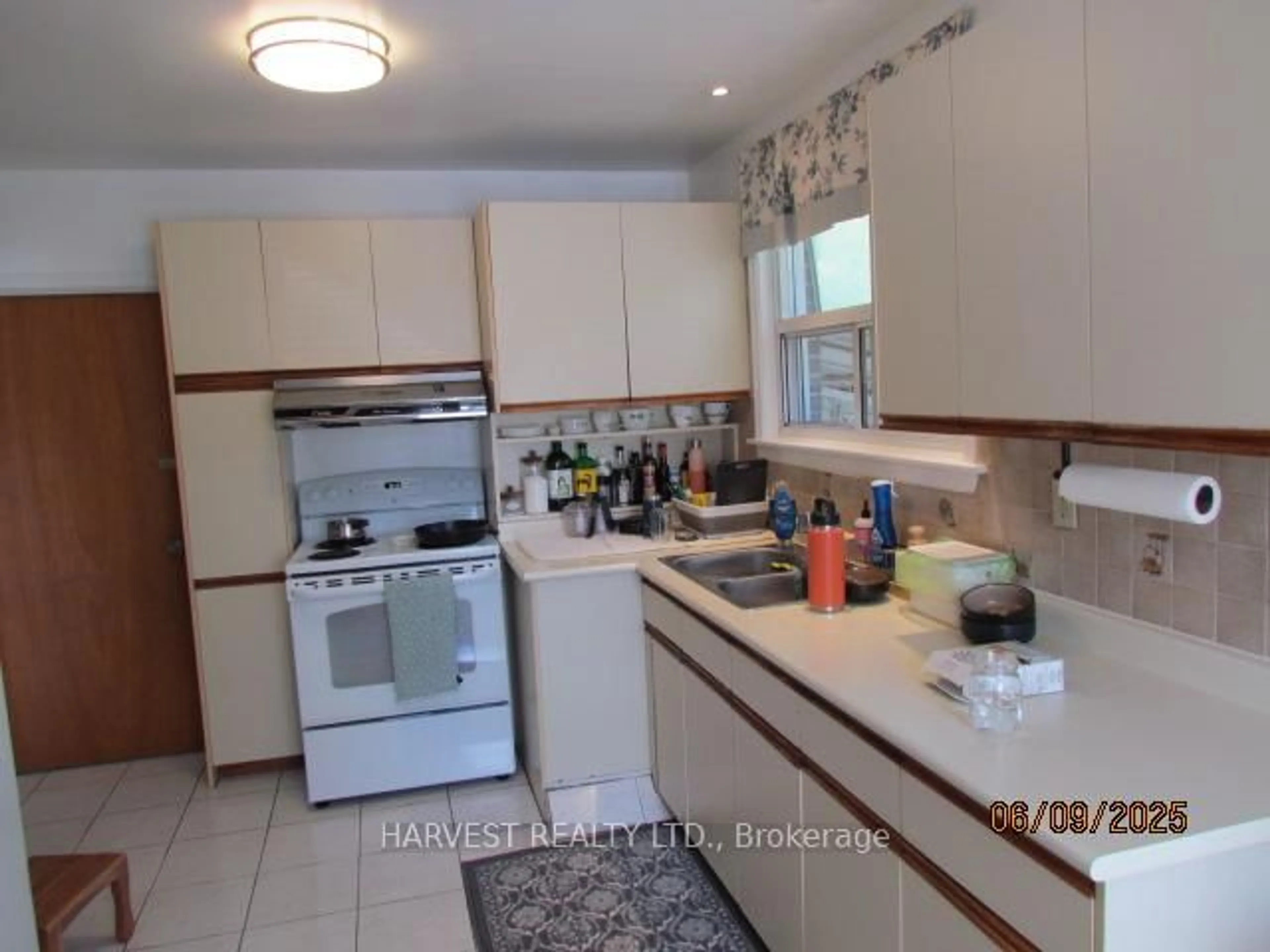 Standard kitchen, unknown for 29 Talara Dr, Toronto Ontario M2K 1A3