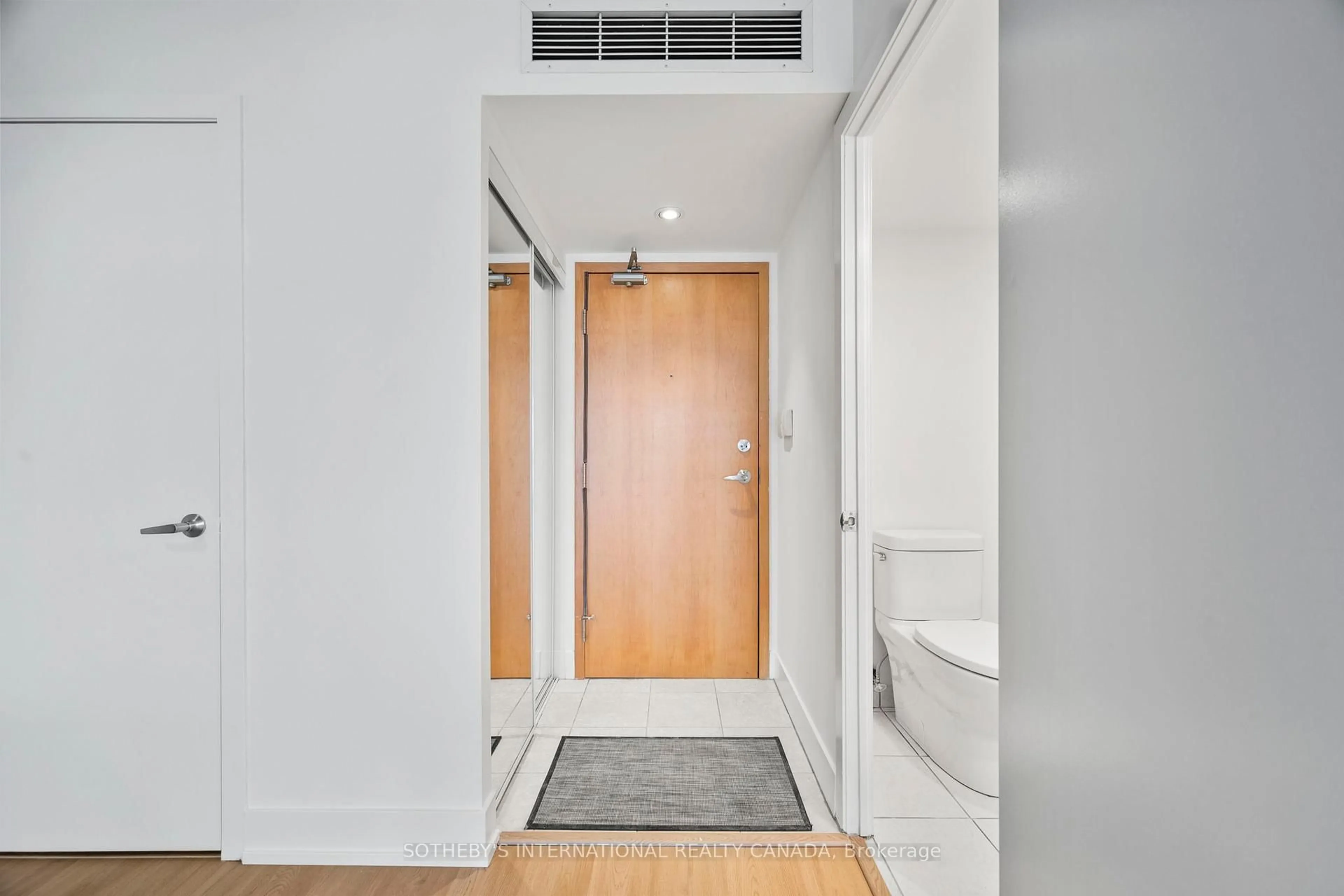 Indoor foyer for 550 Queens Quay #512, Toronto Ontario M5V 3M8