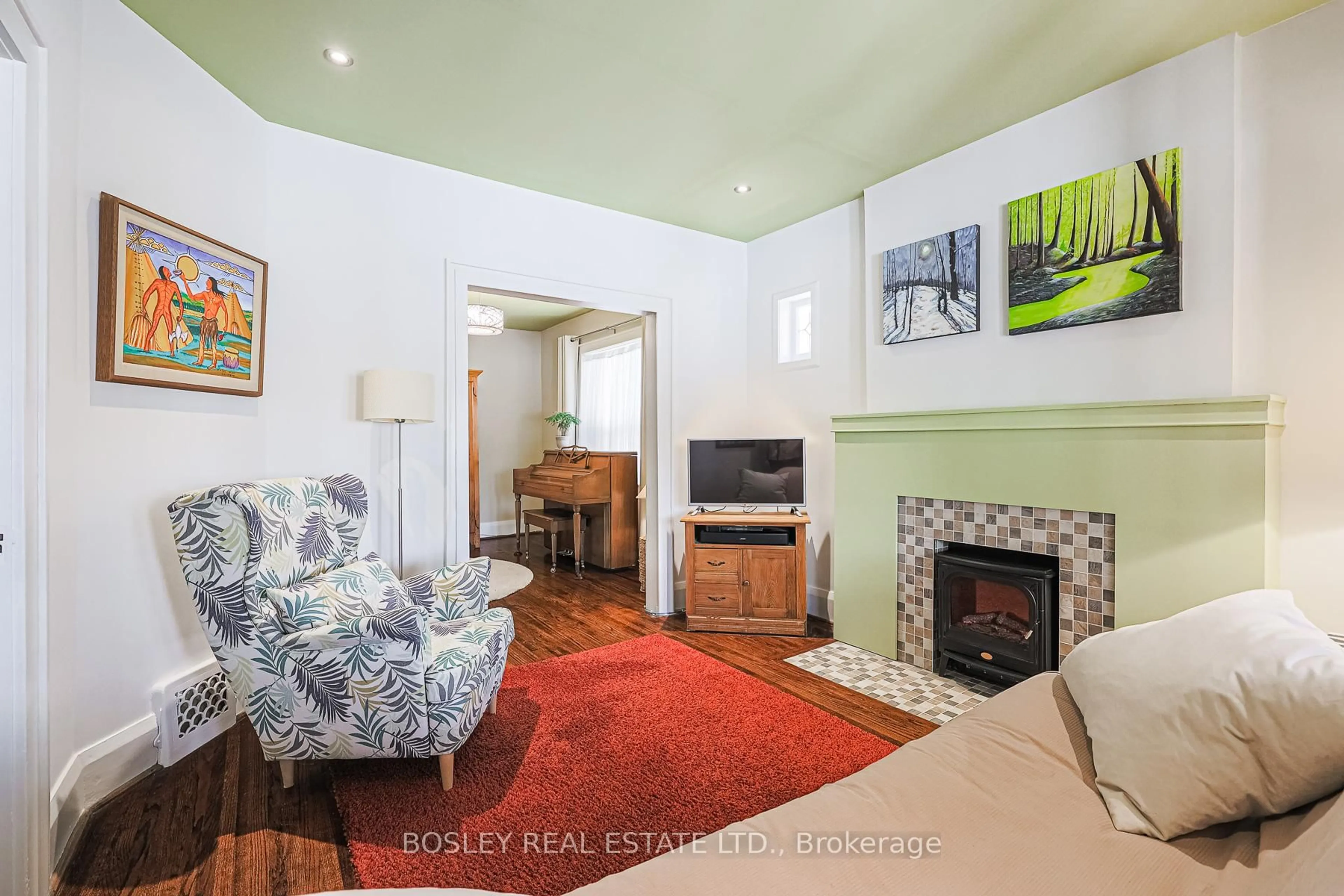 Living room with furniture, unknown for 243 Soudan Ave, Toronto Ontario M4S 1W2