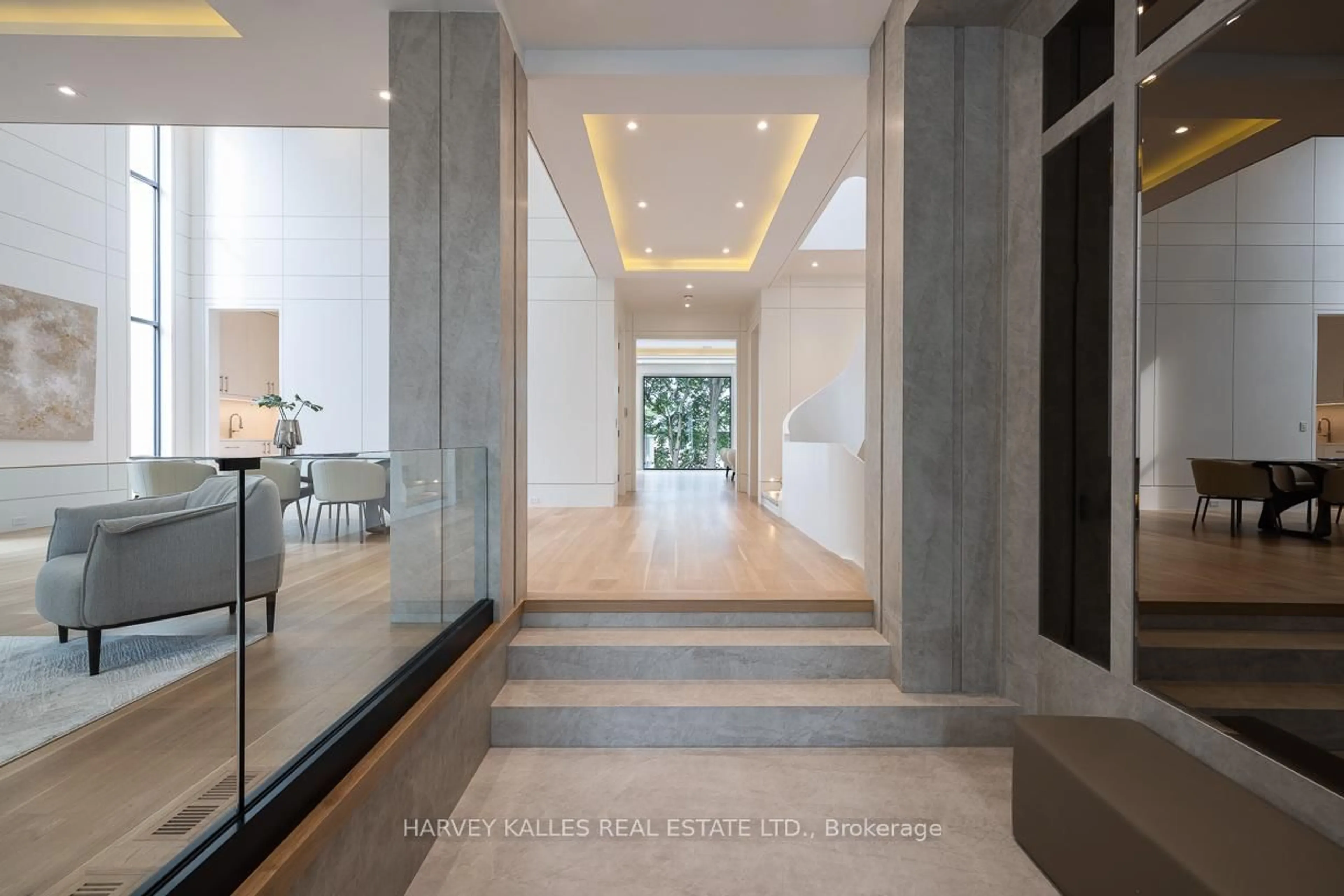 Indoor foyer for 88 Lawrence Cres, Toronto Ontario M4N 1N4