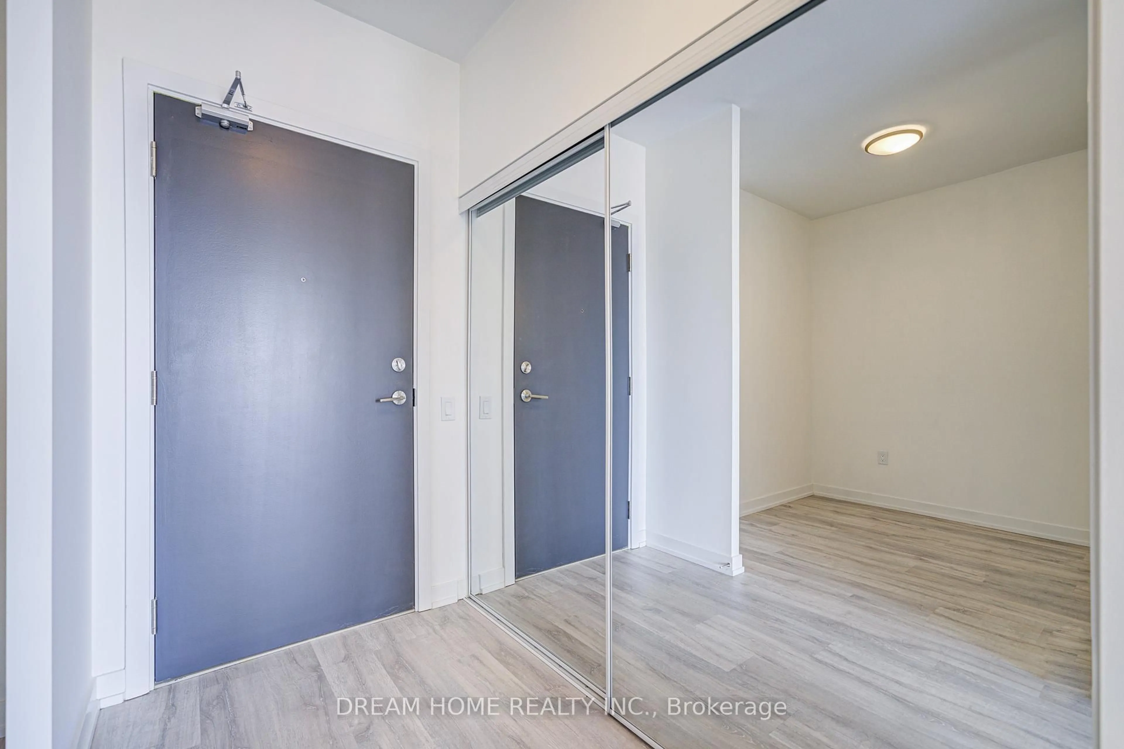 Indoor entryway for 7 Golden Lion Hts #N1602, Toronto Ontario M2M 0C1