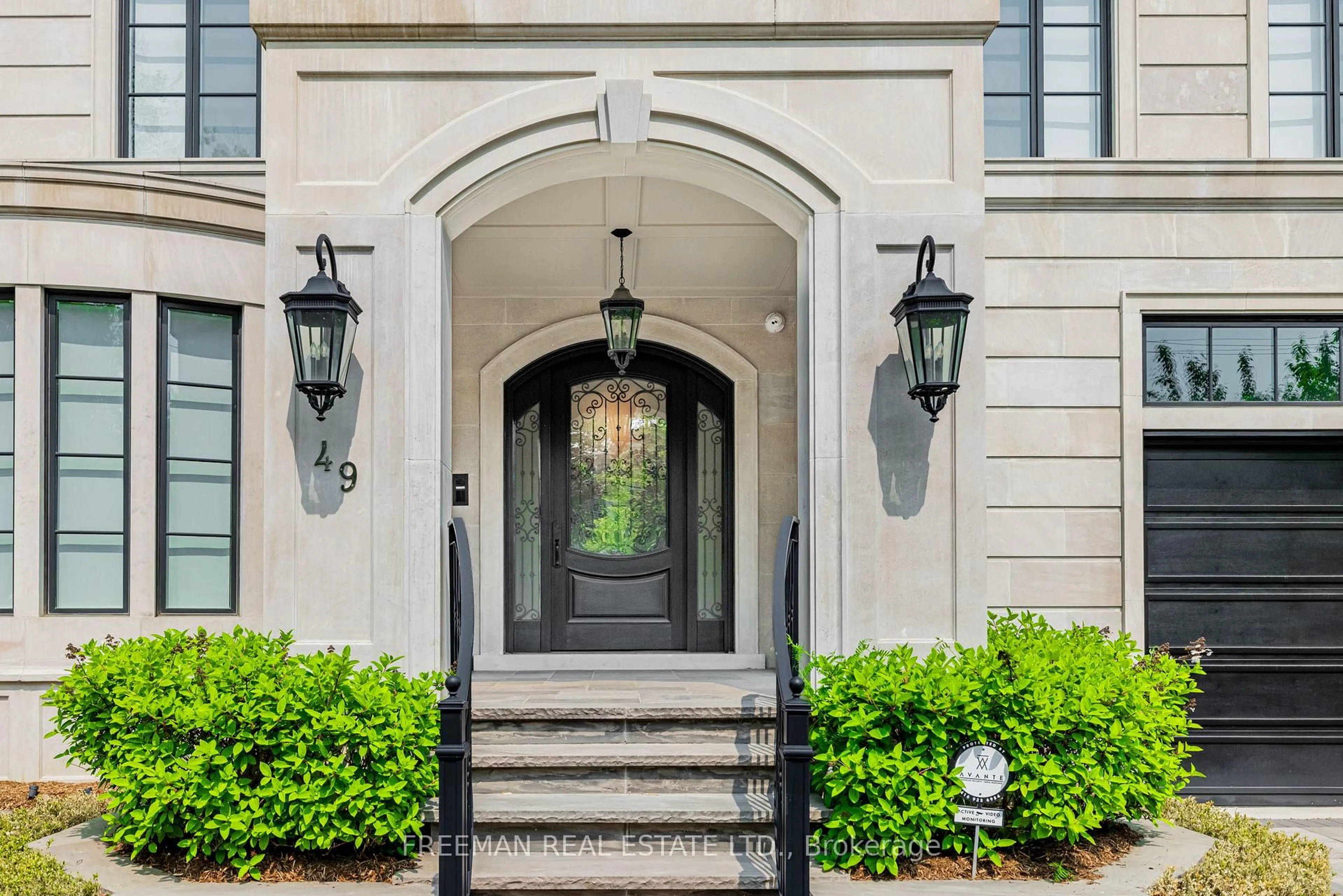 Indoor entryway for 49 Dunvegan Rd, Toronto Ontario M4V 2P5