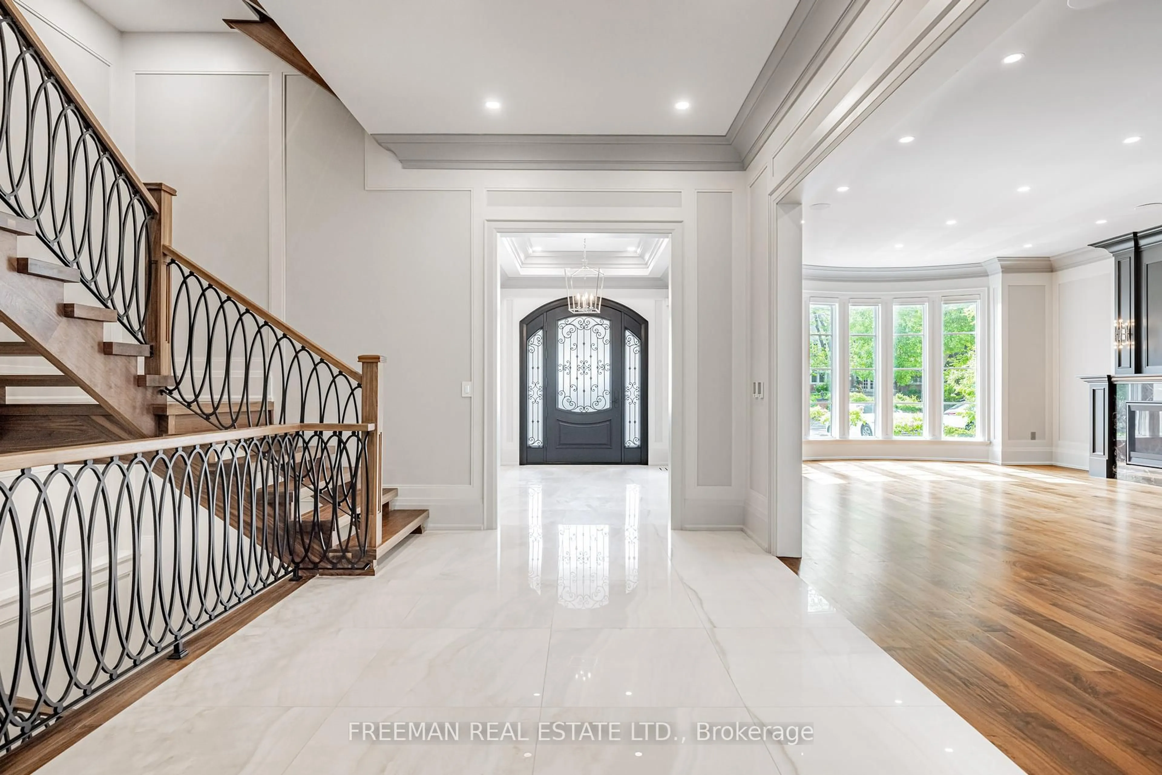 Indoor foyer for 49 Dunvegan Rd, Toronto Ontario M4V 2P5